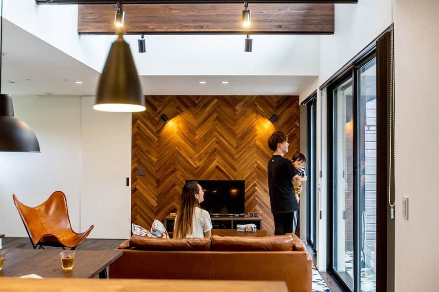 ルポハウス一級建築士事務所さんのインスタグラム写真 - (ルポハウス一級建築士事務所Instagram)「・ ・ ・ ウォールナットのヘリンボーン貼りの壁は、照明を当てて更に表情豊かに。 ・ 床、梁、壁の木の配分が、立体的に素材感を楽しめる空間になりました。 ・ ・ ・ 𓐌𓐌𓐌𓐌𓐌𓐌𓐌𓐌𓐌𓐌𓐌𓐌𓐌𓐌𓐌𓐌𓐌𓐌  ルポハウスの施工事例はこちらまで☞ @reposhouse  𓐌𓐌𓐌𓐌𓐌𓐌𓐌𓐌𓐌𓐌𓐌𓐌𓐌𓐌𓐌𓐌𓐌𓐌 #ルポハウス は#ちょっとかっこいい家 を"友人のために" という思いでつくっています。 一生に一度の#マイホーム。 「あなたにしかできない」×「ルポハウスだからできる」で、 私たちだけの#家づくり を思いっきり楽しんでみませんか？！ ・ ・ ・ #住宅 #注文住宅 #新築一戸建て #シンプルな暮らし #デザイナーズ住宅  #一級建築士事務所 #設計事務所 #design #simple #滋賀県大津市 #滋賀県草津市 #滋賀県栗東市 #リビングダイニング #リビングインテリア #ダイニングインテリア #ウォルナット #ウォールナット #ヘリンボーン壁 #チェスナット #栗材」8月1日 20時57分 - reposhouse