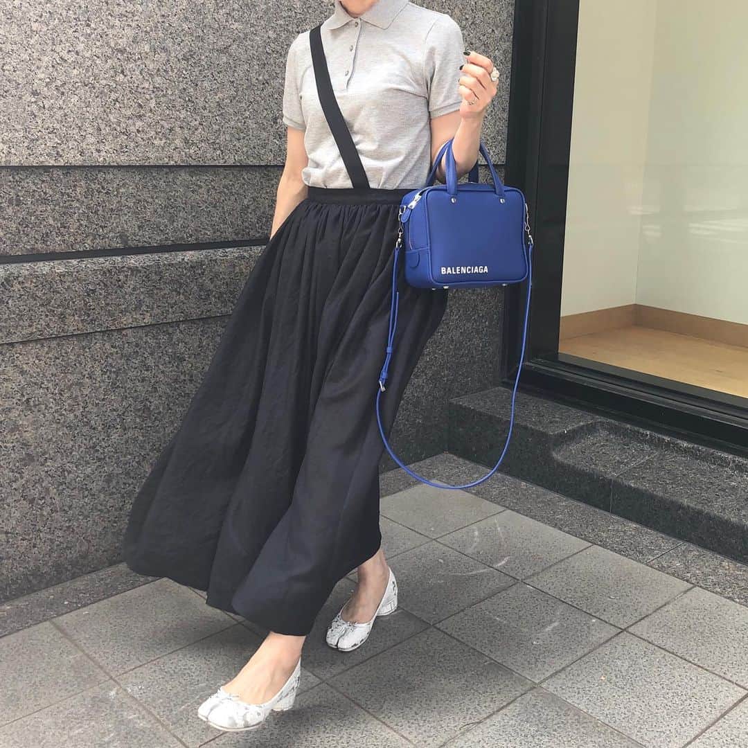 chikako0824のインスタグラム：「風が強くてスカートが。日曜日のコーデです。ユニクロのポロシャツ好きだなぁ。  #uniqlo  #drawer  #balenciaga  #maisonmargiela  #ユニクロ  #ドゥロワー  #バレンシアガ  #メゾンマルジェラ  #コーディネート」