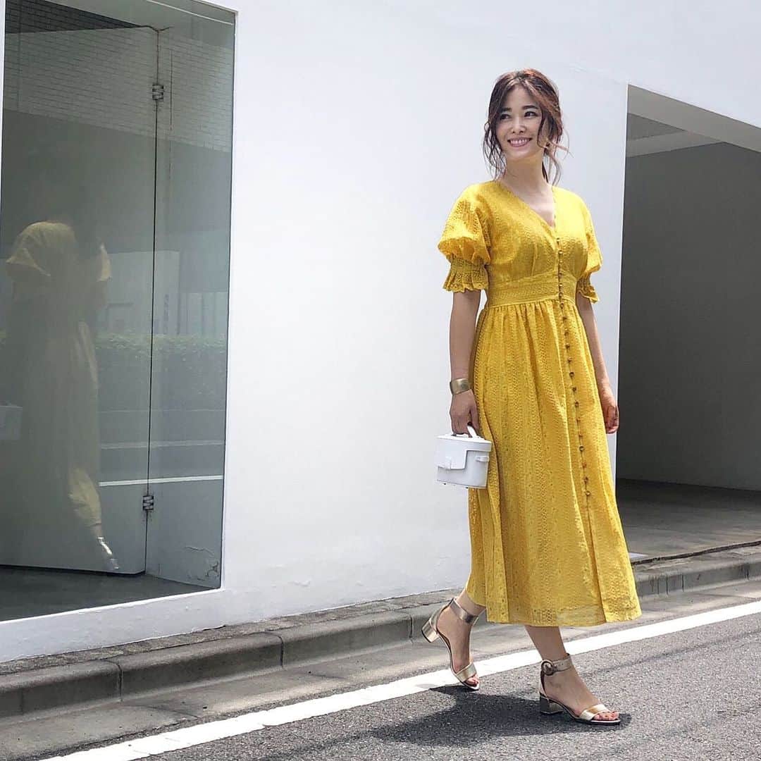 のインスタグラム：「. 暑さのせいだったと思いたいんだけど、、 . お迎え前に急いでいて、 駅の自動改札で幼稚園の🆔を 颯爽とかざしていた日…(恥)。 . (こういう経験、私だけ…ですかね😂) . . コーデはパキッとイエロー💛 今年は黄色もマイブームです。 . . #coordinate #yellowdress」