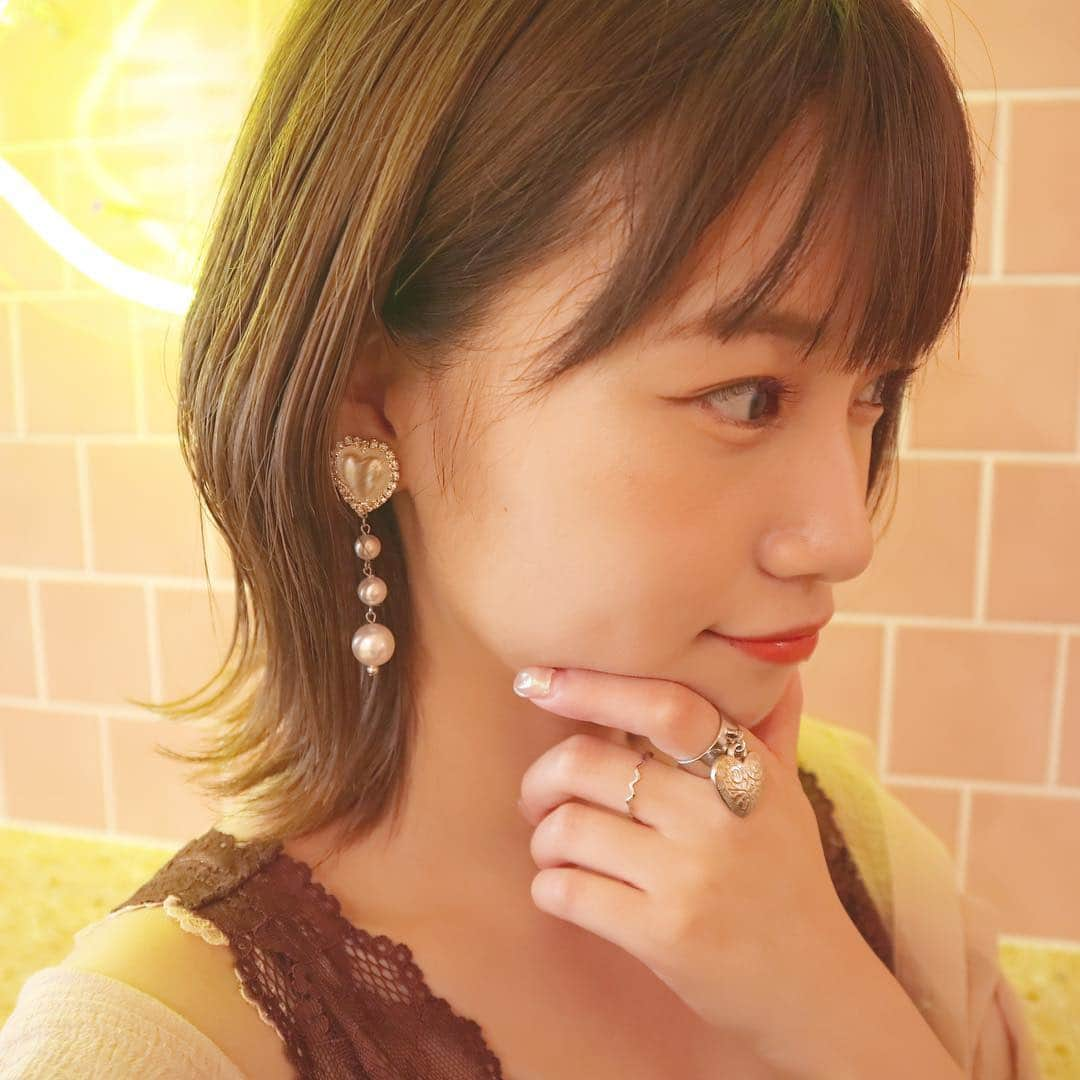 朝長美桜さんのインスタグラム写真 - (朝長美桜Instagram)「レモンスムージー🍋﻿ 夏にぴったりな爽やかな味🎐﻿ レモンの果肉も入っていてさっぱりして﻿ ほんっとに美味しかったよ🥰✨✨﻿ ﻿ また飲みたいなあ❤︎﻿ ﻿ 店内がとっても可愛くて女の子は絶対に好きだと思う〜🧚‍♀️🍋🧚‍♀️﻿ ﻿ #miocode は、﻿ 大好きなレースキャミの新色のブラウンカラー🧡﻿ めちゃ可愛いよ〜🥰✨ほんっとに使いやすくてお気に入りなの❤︎﻿ ﻿ イヤリングとリングは、@sofia__ac さん シルバーアクセが涼しげで夏にぴったりだよ〜🎐﻿ ﻿ ﻿ #レモネード#レモネード専門店#大名カフェ#福岡カフェ#天神カフェ#レモン#イトシマレモネード#whoswhochico#フーズフーチコ#シルバーアクセ#lattice#ラティス#リング#イヤリング#シルバーアクセサリー」8月1日 20時58分 - miochan_0517