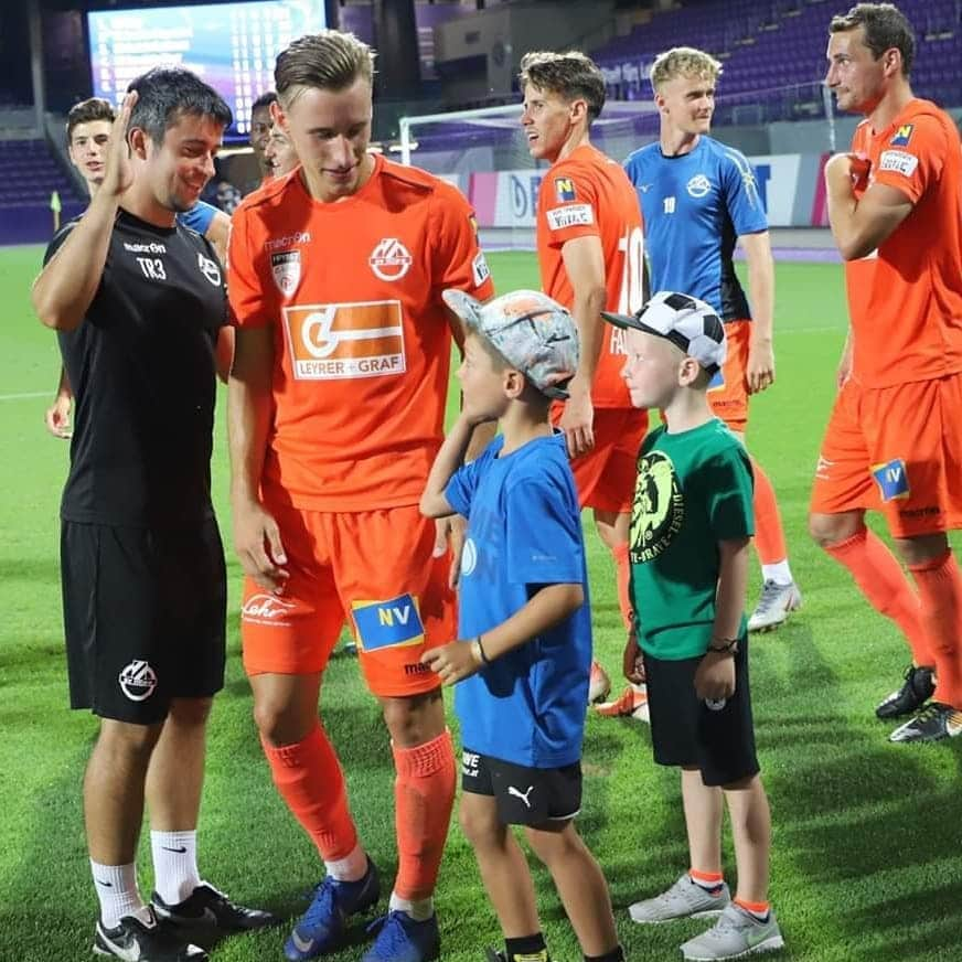 SVホルンさんのインスタグラム写真 - (SVホルンInstagram)「Noch 1 Tag bis zum ersten Heimspiel gegen den FAC! Schon auswärts haben sich ganz viele mit der Mannschaft über die starke Leistung gefreut! Wir wollen auch im Heimspiel wieder mit attraktivem Fussball begeistern! Komm ins Stadion!  BE PART OF IT!  #SVHorn #komminsStadion #wirwollenbegeistern #challengeliga2 #ligazwa #begeisterung #aufbruch #aufinsstadion #bepartofit」8月1日 20時59分 - svhorn1922