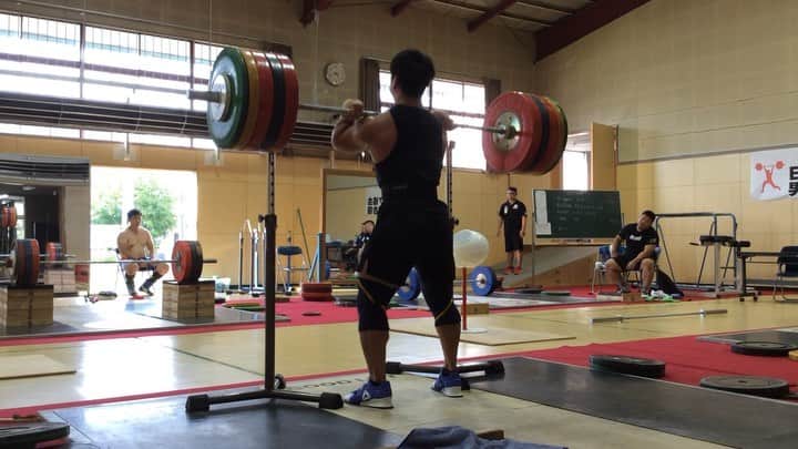 山本俊樹のインスタグラム：「- front squat 220KG  フロントの感覚がすごく悪いんだよね やらなきゃ始まらない  感覚よくして高重量触るのか 高重量触って感覚を戻すのか  僕だったら後者を選択するね  なぜなら感覚がよくならなかったら いつまでも高重量をする事ができないから  僕はいつだって高重量にこだわる  この語りにイイねと思ったら ↓↓↓↓↓↓↓↓↓フォローしてね！ @hiro_shira  #ウエイトリフティングやろうぜ #weightlifting #snatch #cleanandjerk #squat #deadlift  #耐えて勝つ #率先垂範 #山本俊樹 #LEGACYLIFTER」
