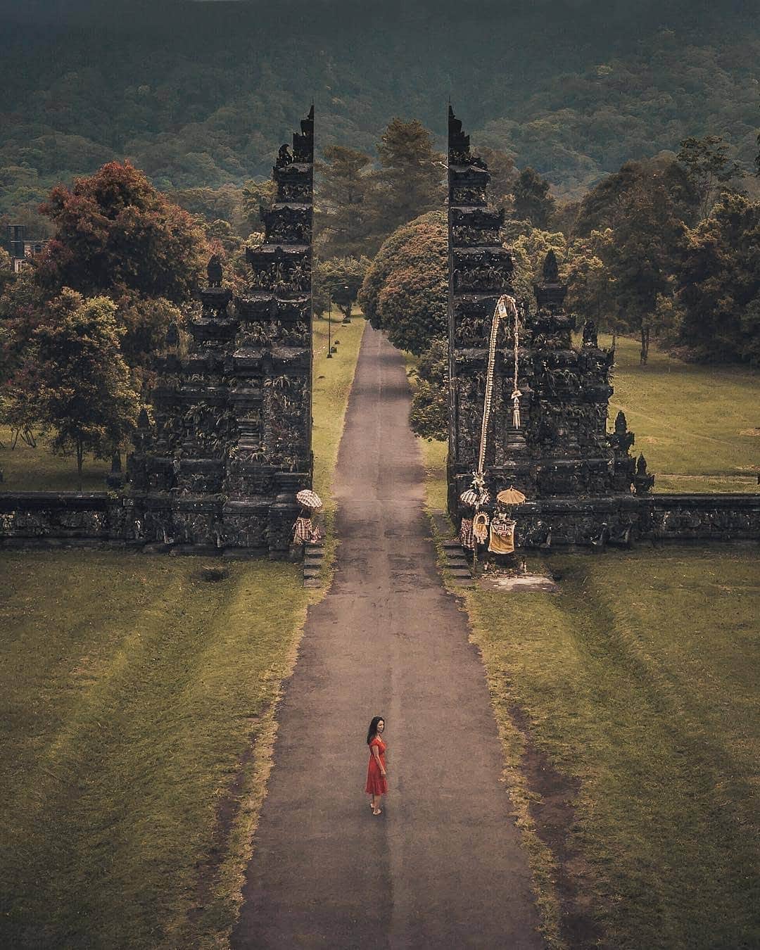 BEAUTIFUL DESTINATIONSさんのインスタグラム写真 - (BEAUTIFUL DESTINATIONSInstagram)「"The feeling surrounded by mountains, a morning sunrise & epic nature in Bali." (📷: @jjfenton77 and @thelyricaltraveller📍: #Bali)」8月1日 21時02分 - beautifuldestinations