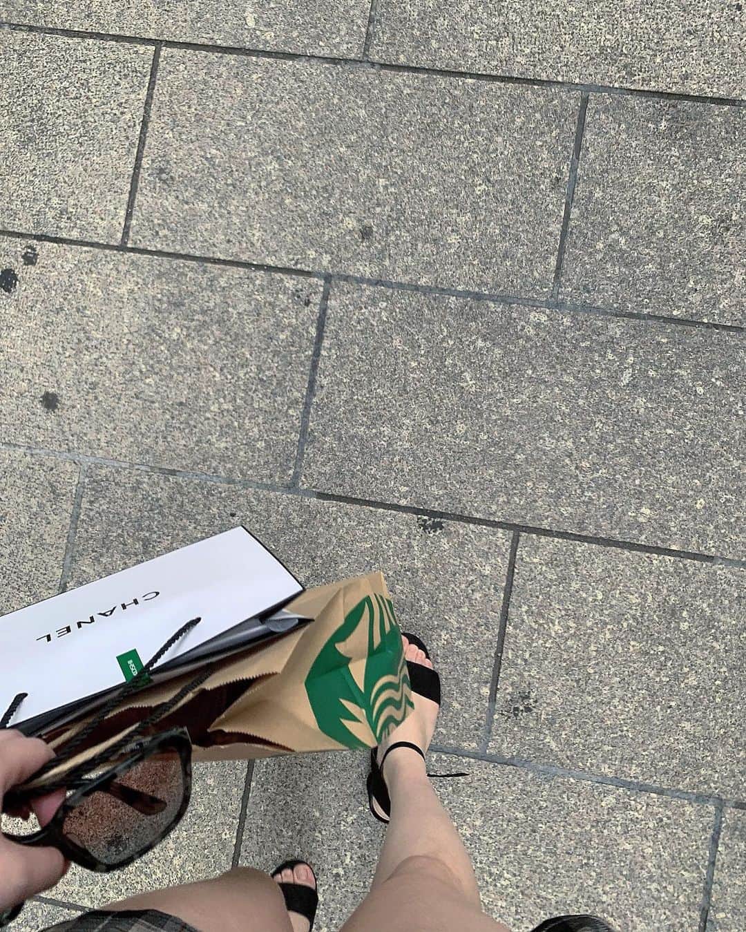 おもてちゃんのインスタグラム：「. 毎日暑い CHANELのbaさん？がフォロワーさんで驚き桃の木山椒の木 サングラスはPRADA🕶おきに」