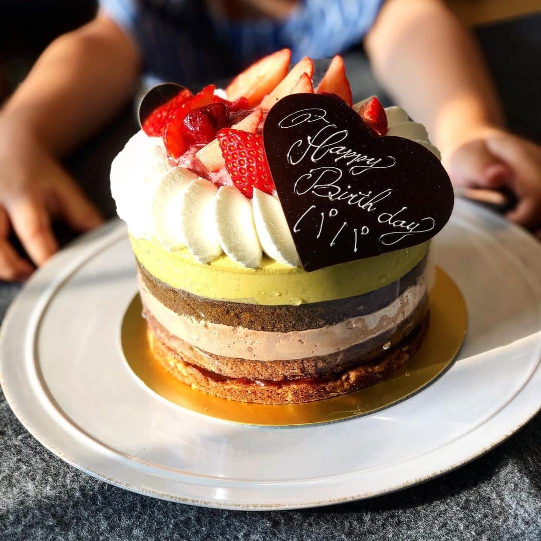 eguchikazuakiのインスタグラム：「2019.7.31日で35歳になりました。 仕事ばかりのダメなパパですが、帰りが遅い、私の部屋にデコレーションまでして、似顔絵描いてくれる娘が大好きです。  #ありがとう #35歳 #最高 #誕生日 #プレゼント #なんでも嬉しい #気持ち #デリーモ #スタッフ #ギフト #もらいました #嬉しいです #忘れません #みんな #センス #準備ありがとう #だって人間だもの #覚えておくぜ」