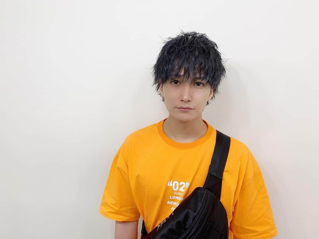 井深克彦さんのインスタグラム写真 - (井深克彦Instagram)「.﻿ 💇‍♂️🖤🍊﻿ ﻿ SMILOOPで髪色を﻿ ブルーブラックに✨﻿ ﻿ 色が抜けてきちゃってたので﻿ メンテナンスしてもらいました☺️﻿ ﻿ やっぱ黒髪いい感じ🥰﻿ ﻿ つっちーさん﻿ ▶︎ @shoken.t  いつも理想の髪色にしてくれて﻿ ありがとうございます💫﻿ ﻿ そして、ファンの方に﻿ オレンジ色のウォーターランのTシャツ﻿ 似合ってるよと言われたので﻿ オレンジのTシャツ買ってみた🙆‍♂️<どう？﻿ ﻿ #hairstyle #haircolor  #SMILOOP #井深克彦 #土屋翔健 #原宿 #harajuku #美容室」8月1日 21時06分 - ibuka_katsuhiko