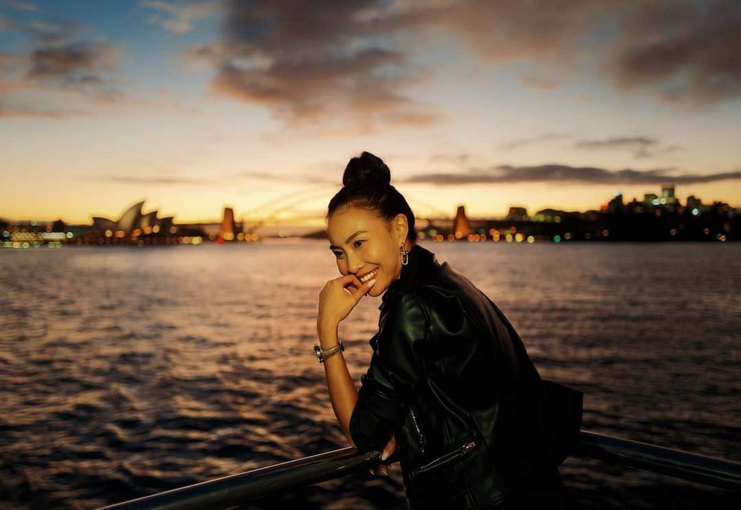 ソニアのインスタグラム：「Leave a comment with something that made you smile/laugh real hard recently - go!  In this landscape, let’s use our time to make this a happier space 💚  #dontcrackunderpressure @tagheuer」