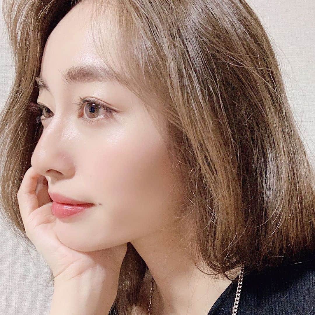 小祝麻里亜のインスタグラム：「恐る恐る 話題の白ライナーをほんの気持ち うっすら目尻に🤣 ． ． #UZU のアイライナーはどの色も可愛くて ファッションで変えたくなる🙄🙄 ． ． ． ． ＿＿＿＿＿＿＿＿＿＿ #unframethebeauty #eyeopeningliner #eyemakeup #cosme #beauty #夏メイク #カラーメイク#メイクアップ #コスメ #カラーアイライナー  #셀스타그#셀카 #셀피 #화장품 #뷰티스타그램」