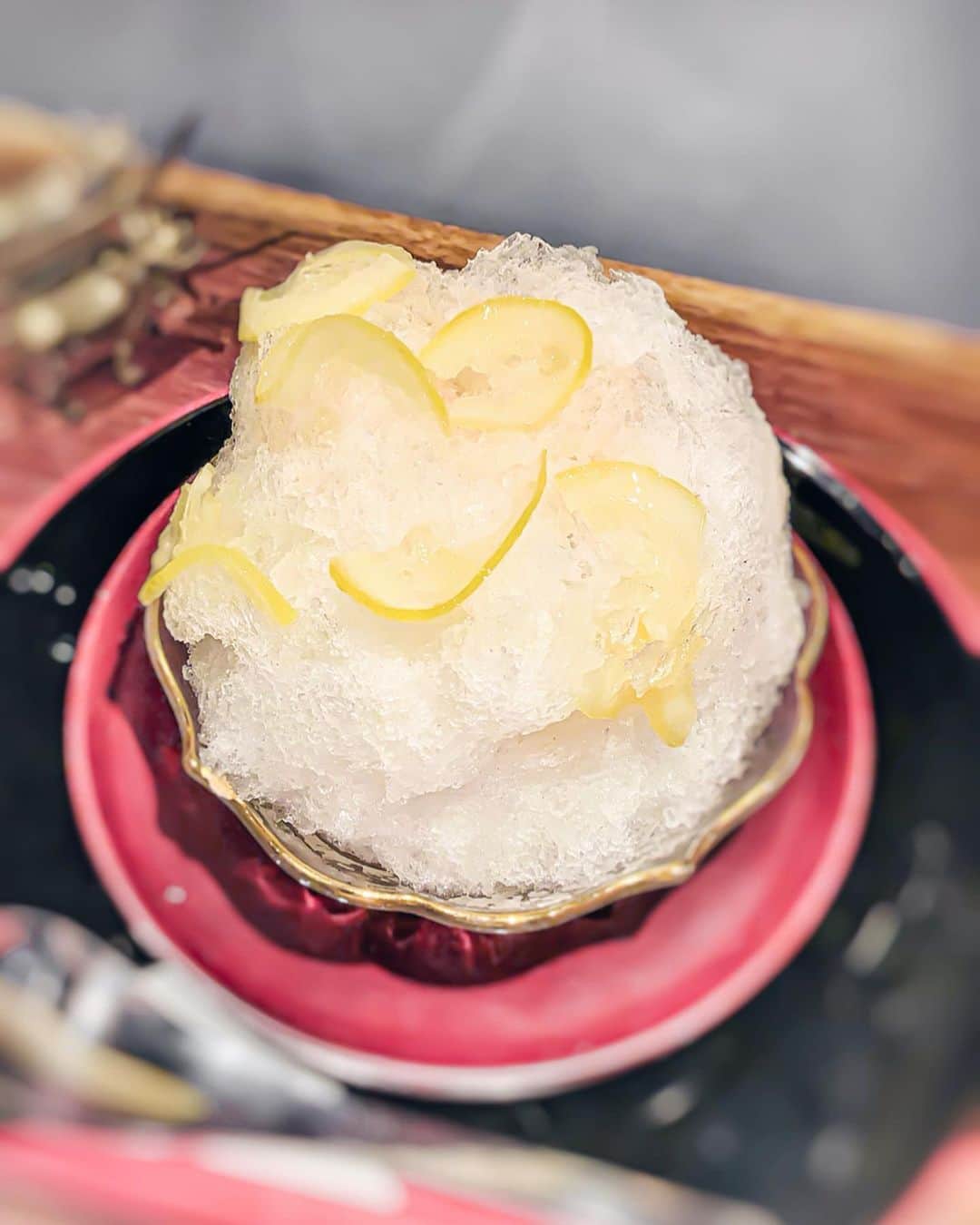 のインスタグラム：「「やまみちさき」open🍧 ミシュラン二つ星シェフ監修による かき氷が食べれます♡ 複雑で凝った構成なので 何が入っているのか参照いただければ幸いです♡ ・ ▫️シャンパン シャンパンシロップ 生姜とカルダモンで煮詰めたシロップに ピンクグレープフルーツを絞ったかき氷🍋 ・ ▫️みぞれ キャラメルポップコーンを煮詰め キャラメルを入れた自家製ペーストを使用 黒糖クランチ 底には白キクラゲが‥ 山椒が効いたシロップには日本酒とみりんを使用し 底に黒糖の蜜がはいっています 上から喜界島の黒糖 揚げたライスペーパーをトッピング 堺のやまつつじたさん産のゆず酢まで♡ ・ ▫️赤ワイン パイナップルにはミントのオイルと杏露酒をきかせ ココナッツとアーモンドスライスが潜んでいます‥ 上にマデラ酒で作るバルサミコ酢ソース 底にぶどうのゼリーまでも♡ ・ ▫️しろくま カシスを飛ばして ミックスベリーを煮詰めたソースを使用♡ 刻んだチョコと四種のナッツを ミルクシロップベースのかき氷で楽しめる♡ あずきのマスカルポーネがたらり♡ ・ ・ 酒と氷 やまみちさき 営業時間14〜23時 定休日: 火曜水曜 #sweetsporn#cafestagram#beautifulcuisines#sweets#japanesefood#dessertporn#japanesesweets#wagashi#shavedice#kakigori#osakasweets#osakacafe#pudding#카페#카페스타그램#먹스타그램#음스타그램#プリン#プリン部#かき氷部#大阪スイーツ#大阪かき氷#大阪グルメ#大阪カフェ#氷活#かき氷部#かきごおりすと#やまみちさき#酒と氷やまみちさき#かきごーらー#かき氷好きな人と繋がりたい」