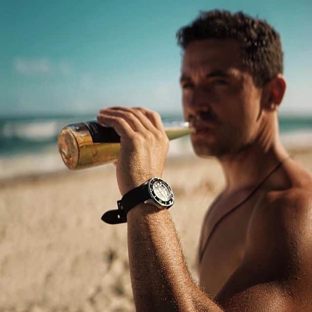 アイスウォッチさんのインスタグラム写真 - (アイスウォッチInstagram)「Happy international Beer Day ✌🏼Thank you @___ulfho___ #icewatch #changeyoucan #icesteel #beer #men #summer #beach #sand #sea #style」8月1日 21時14分 - icewatch