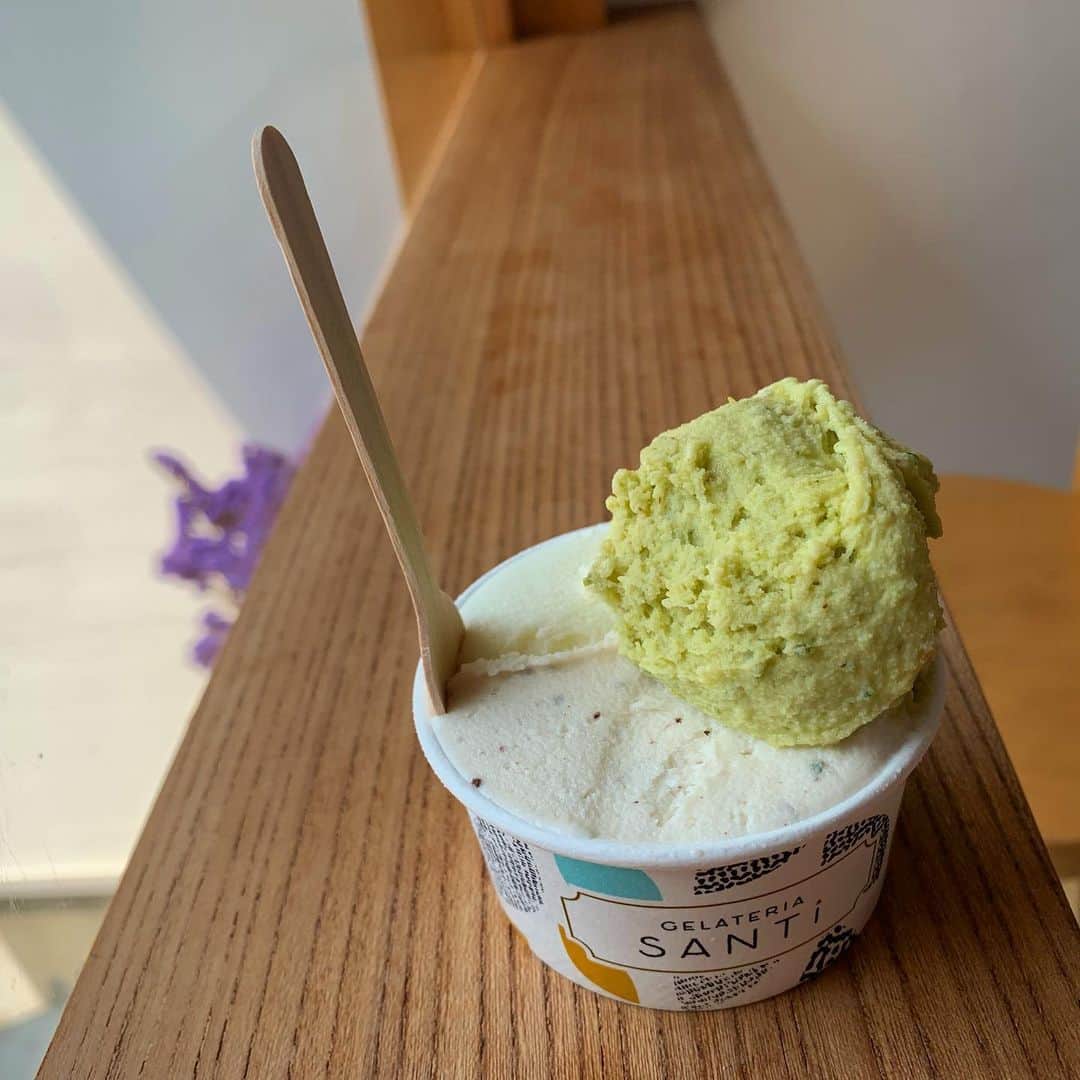 のインスタグラム：「鎌倉でお気に入りのお店が増えました😋 今日はあっっつかったですね〜‼️✨←喜んでるww 自転車で駅まで向かい🚲 寄り道ジェラート(๑˃̵ᴗ˂̵)💕 『GELATERIA SANTi』  昨年の春に出来たらしいのですが、 奥まってるお店なので、 通り過ぎちゃうかも‼️ ずっと気になっていて、 やっと行ってきました❤️ とってもナチュラルな甘さで、 素材もこだわっていて、 熱い体の中に安心して入れられるジェラート🍦 HP引用ですが、 湘南の素材を中心に、日本全国、時には世界に視野を広げ、最高の素材を選んでいるそうで、果物や野菜はできる限り、無農薬のもの、 🐄  牛や鶏なら、彼らが幸せそうに暮らしていることがとても大切だと考えていらっしゃるそうです😍素敵✨ 素材を仕入れる際には、生産者様の飼育・栽培への想いに共感できることを重視し、 人工添加物不使用、 お子様にも安心して食べて頂きたいとの思いから、保存料・香料・着色料などの人工添加物を使用していないそうです！  こんな想いと、素材を知ったら、 食べたくなりません？？✨ 😋 🌴 今回は、 ピスタチオ！ チョコミント！ レモンバーベナ🍋  3種にしました😊 ジェラート屋さんに行って ピスタチオがあったら、 まーほぼほぼピスタチオにします🤣❤️ 私の説明なくても伝わると思いますが、 期待通り美味しいです（笑）✨ 🍫  普段は、チョコミントあまりチョイスしないですが 、 《無農薬フレッシュミント使用》に魅力を感じ、選んでみました、が、大正解🙌 爽やかなチョコと爽やかなミントで、チョコアイス食べたいけど甘ったるいのはちょっと違う、、けど今チョコがいいんだよな〜💦✨って時にオススメ👍✨ 全く人工的な味はなく、このチョコミントはとっても好き！  レモンバーベナもとっても爽やかで、シャーベットの様にアイスが食べたい時に、レモンの酸っぱさではなく、レモンの甘さでサッパリ食べられ後味までスッキリジェラート！  チョコマカダミアも、ヨーグルトも気になるし、きっとここの塩キャラメルならサッパリ美味しいんだろうな〜❤️ また行きます🙌  #鎌倉 #オススメ #アイス #散歩 #スポット #美味しいもの巡り  #食べグラム  #ジェラート #湘南 #地産地消 #無農薬 #体が喜ぶデザート  #自然素材  #kamakura #shonan #gelateriasanti #gelato #クレープ #コクリコクレープ 屋さんの 前の道奥 #御成通り #商店街」