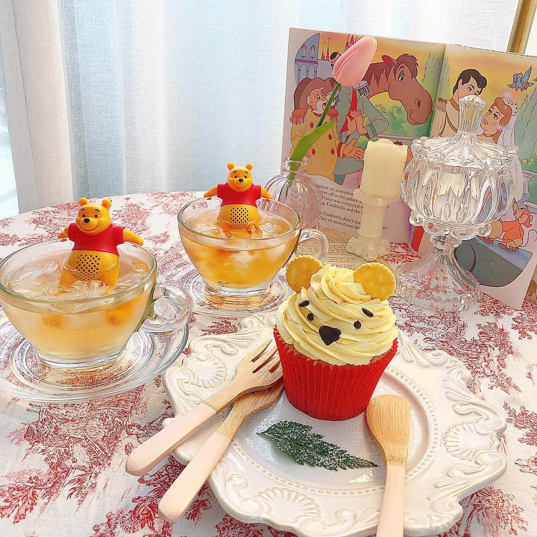 山崎玲奈さんのインスタグラム写真 - (山崎玲奈Instagram)「🧸🍯 大好きなプーさんのカフェ ずっと行きたかった場所💕 紅茶もケーキも可愛いすぎて、。 ここに住みたい！笑 ・ ・ ・ #韓国旅行#韓国旅行記#韓国女子旅#ソウルカフェ#韓国カフェ#cafeshowroomrose#한국카페#카페탐방#푸우#컵케이크#プーさんカフェ#ホンデカフェ#弘大カフェ」8月1日 21時15分 - yamazaki_reina