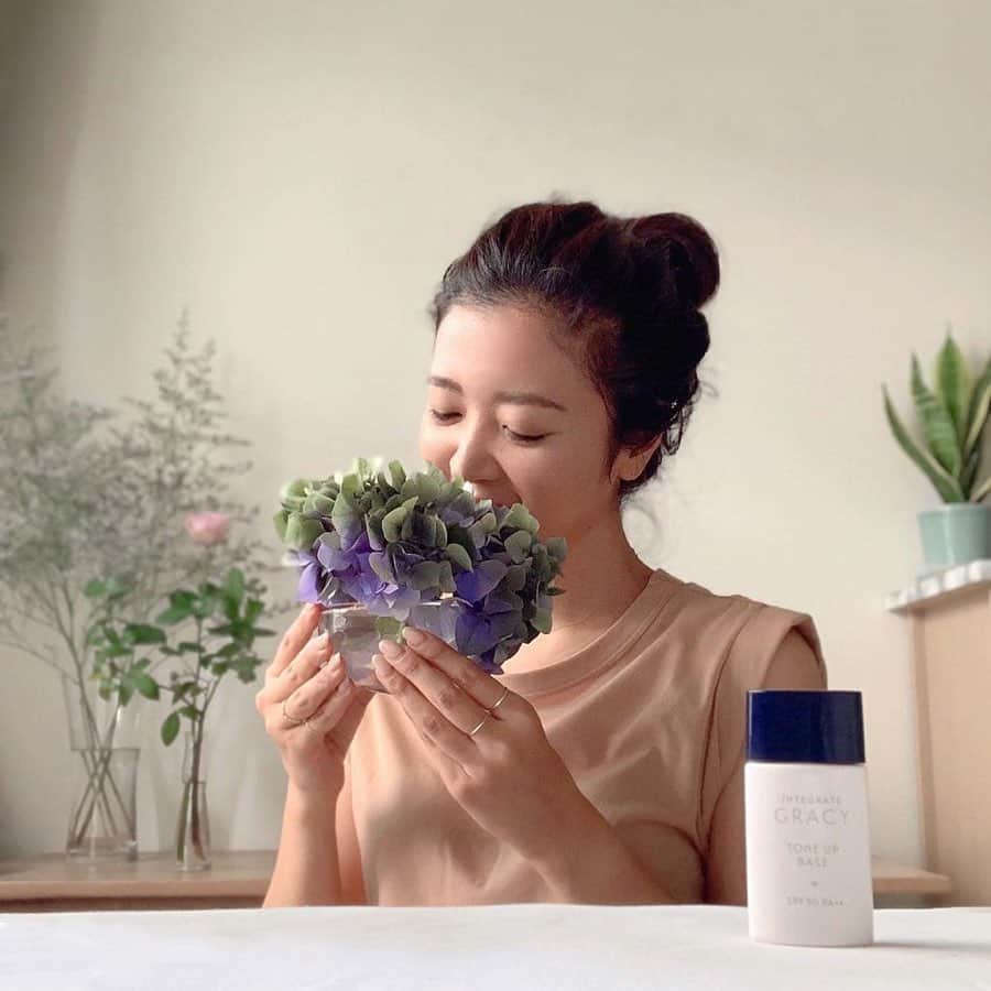 Sayakaのインスタグラム：「* 朝はお花の水を取り替えてスタート💐 最近使っているメイク下地の INTEGRATE GRACY / 顔色アップベース 明るいピンクが肌色を補正して乾燥からくる、くすみを補正しながら透明感と明るさを与えて顔色アップ✨ SPF30・PA++でマルチ機能＋大人のキレイアップの商品なので、どんな方でも合いやすい商品なのがデイリー使いに便利🙏✨ 帰宅した後もお疲れ顔にならずにいられるのが嬉しい😊 . . . #インテグレートグレイシィ #顔色アップ下地 #大人の肌をパッと明るく #ベースメイク #化粧下地 #コスメ #マルチ機能下地 #美容 #インテグレートグレイシィ_PR」