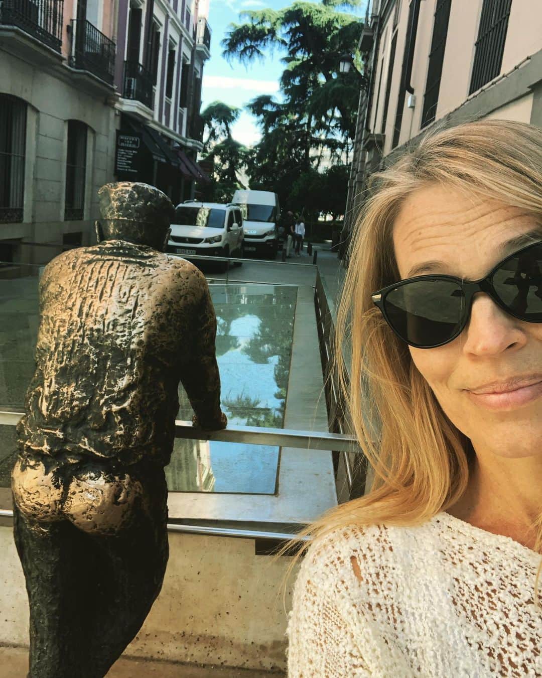 ジェリー・ライアンのインスタグラム：「Buns of bronze.  #ima12yearoldboy」