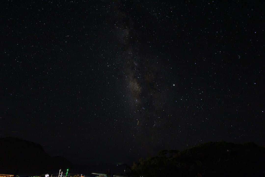 はねゆりのインスタグラム：「いつかの星空⭐︎﻿ 同室のRikoちゃん撮影📷﻿ ﻿ 天の川を皆さんとシェア﻿ ﻿ いい夢が見られますように🙏💓﻿ ﻿ ﻿ #akaisland﻿ #kerama﻿ #okinawa﻿ #阿嘉島﻿ #慶良間諸島﻿ #HANAMURO﻿ #ハナムロ﻿ #gopro7」