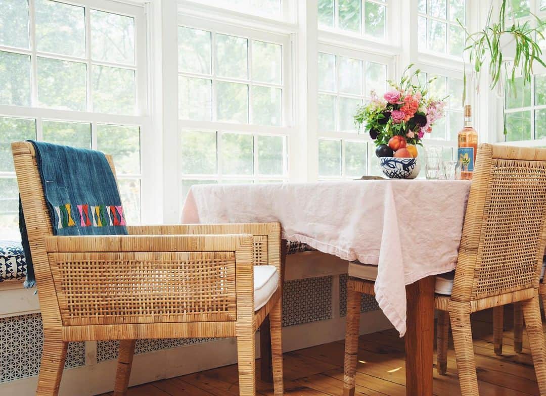 Grace Bonneyのインスタグラム：「So happy about how little mini makeover around the kitchen table. We used my favorite @jennypennywood fabric to redo the banquette cushions (thanks for the sewing magic @dartice826 !) and these gorgeous chairs from @serenaandlily (thank you for the gift, Serena & Lily!) brought it all together. We’ve had the same creaky chairs for 5 years and now we have a comfy soft place for friends and family to sit, eat, and talk. Want to see more of the space and details of everything? Check out my stories above or the link in my profile above, too. Here’s to more dinners around family tables with food and space for everyone we love 💛 📸 by @kellymerchantphotography [The dining chairs were a gift from Serena & Lily #spon ]」