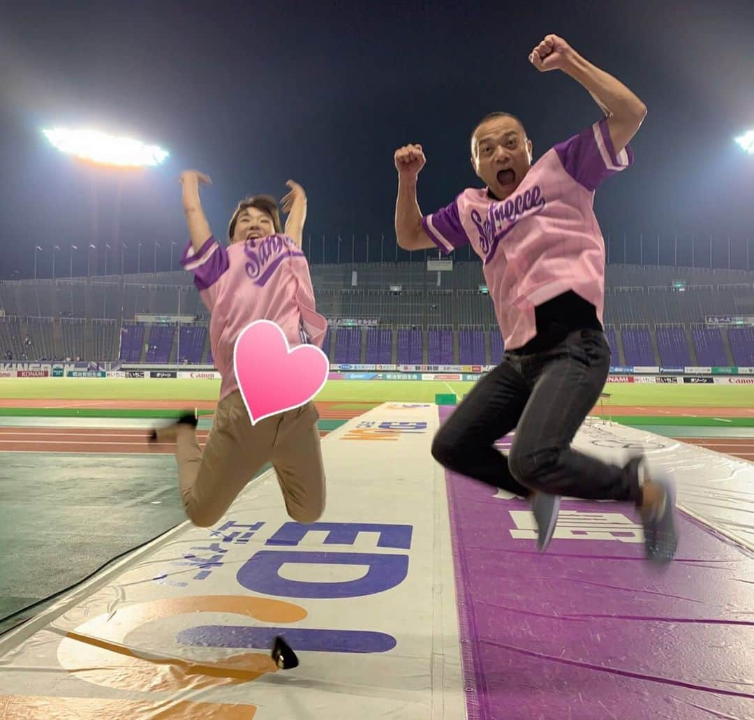 有田優理香さんのインスタグラム写真 - (有田優理香Instagram)「勝手にくまガールプロジェクト🐻 番外編 . く、くまガール…？！いつも熱血漢の吉田さんがくまガールに負けないくらい可愛いくまポーズです😂💜 とにかく、勝ったぞーーーー！！！最高の勝利ありがとうございます👏 . #sanfrecce #ガールズフェスタ2019 #くまガール #広島テレビ #元気丸 #吉田安孝 さん #ちょっと内股 😂」8月1日 21時23分 - yurikaa0624