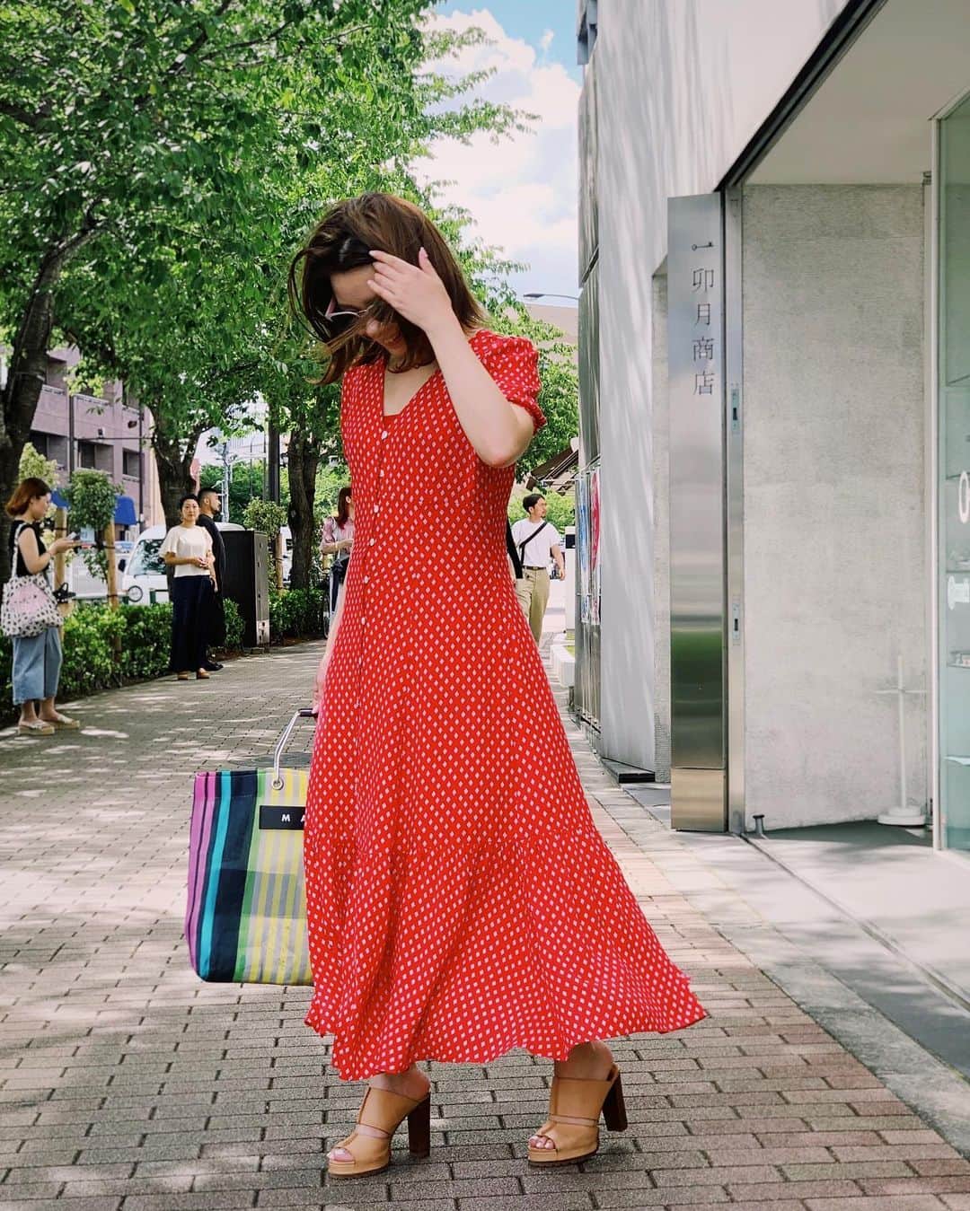 のインスタグラム：「編集部員M像の夏コーデをSNAP📸♡﻿ オススメポイントを聞いちゃいました！﻿ ﻿ SNIDELで購入したこのワンピ、﻿ とにかく褒められ率が高いんです😍﻿ 女子はもちろんメンズウケも抜群で、 ﻿ ここぞ！なときに頼れるアイテムです💗﻿ モテを意識して買ったわけじゃないのに﻿ なんだかラッキー（笑）﻿ ﻿ Ｉラインが作れる縦ボタンや﻿ メリハリがつけれる裾の切り返しなど、 ﻿ ところどころにスタイルUPに﻿ 見せれるポイントがたくさん✨﻿ やっぱりSNIDEL。Sガールの味方です🙌🏻💕﻿ ﻿ #andGIRL編集部スナップ﻿ #スナップ #コーデ #夏コーデ﻿ #夏服 #ワンピ #モテワンピ ﻿ #赤ワンピ #snidel #スナイデル﻿ #marni #マルニ #ストライプバッグ﻿ #SNAP #Sガール #149㎝コーデ﻿」
