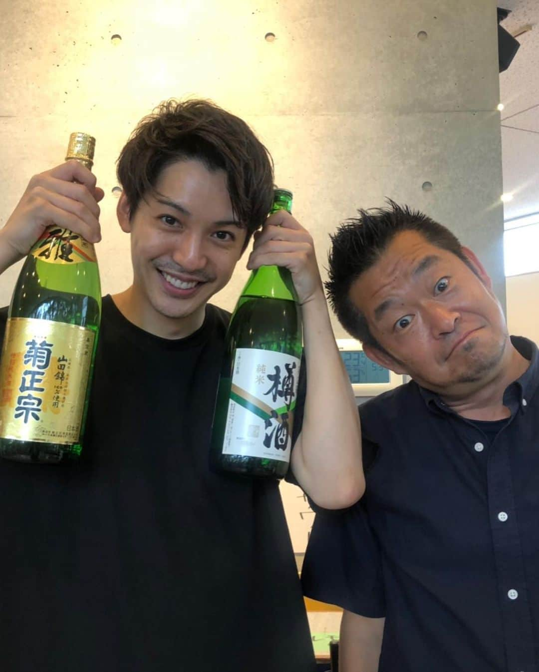 大野拓朗さんのインスタグラム写真 - (大野拓朗Instagram)「昨日は#ベビーシッターギン の打ち上げでした！！ 愛の溢れる打ち上げ、とってもとっても楽しかったなー。 原作の大和和紀先生から、ギンさん＆大野ギンさんのイラストを頂いて…….家宝にします😭ナニーダンスにもハマってくださってるようで(笑) ゆりやんもこの格好で登場して盛り上げてくれました。この破壊力すごい(笑)間近で見るとものすごい(笑)カツラはめちゃくちゃふわふわで気持ちよかったです(笑) @yuriyan.retriever なんか、眉毛細いの見慣れてきたから、これからまたふつうに伸ばすけど、太いのが想像つかない(笑)」8月1日 21時38分 - takuro.ohno