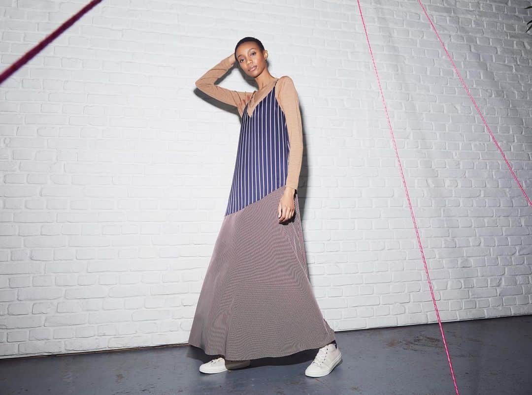 Paul Smith Japanさんのインスタグラム写真 - (Paul Smith JapanInstagram)「大胆なプリントミックスと流れるようなシルエットが上品で大人っぽいムードを演出する #PSPaulSmith ウィメンズ新作 Incidental Stripe & Spot。 . . . #PaulSmith #womensfashion #dress #stripes #autumn #ポールスミス  #ドレス」8月1日 21時39分 - paulsmithjapan