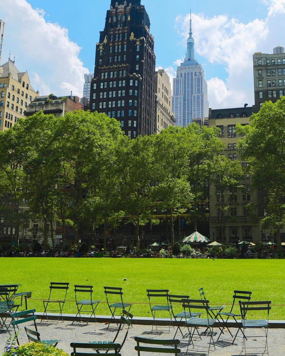 Bloomingdale'sさんのインスタグラム写真 - (Bloomingdale'sInstagram)「Bryant Park all to ourselves 😌🌳🌿 . . . . . . . . #BryantPark #SummerVibes #NYCViews #NYCVibes #Bloomingdales」8月1日 21時42分 - bloomingdales