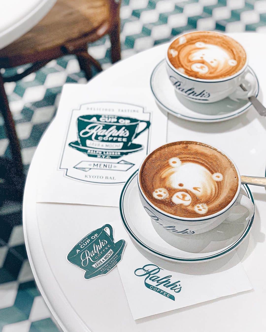 のインスタグラム：「@ralphscoffee kyoto カプチーノがたっぷり飲める♡ たまらん🧸 ‥‥‥‥‥‥‥‥‥‥‥‥‥‥‥‥‥‥‥‥‥‥‥‥‥‥‥‥‥‥‥‥‥‥ #handsinframe#foodinhands#cupsinframe#coffeenclothes#coffeelife#coffeetime#coffeecup#latteartgram#latteart#vscocoffee#coffeecup#cups_are_love#kobecco#kobecoffee#polo#ralphlauren#poloralphlauren#polocafe#ralphscafe#ralphscoffee#kyotobal#京都bal#ラルフズコーヒー#ラルフズコーヒートラック#京都グルメ#カフェ巡り#京都カフェ#京都コーヒー#ラテアート#京都モーニング」