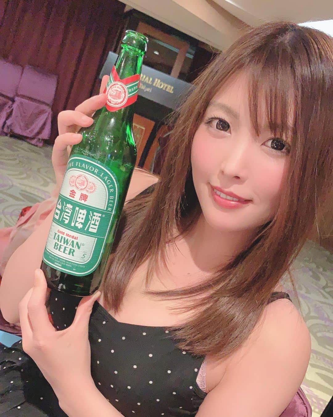 新村あかりのインスタグラム：「珍しくおビール飲んでるよ🌟 台湾のは飲みやすい❣️」