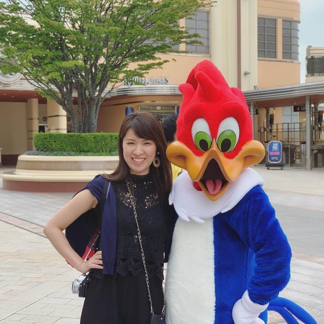 やまさき江里子さんのインスタグラム写真 - (やまさき江里子Instagram)「＼USJに始めて行ってきたよ／  遠慮がちな性格だから、キャラクターに遭遇してもなかなか写真お願いできなかった💧  2枚目、3枚目は遠近法を使ってまるで一緒にいる風の写真を撮ってもらいました📸  エルモに会えたことが1番嬉しかった思い出📓  #usj #大阪旅行 #国内旅行好き #国内女子旅 #アナウンサー #あおみえり #エルモ #セサミストリート #ユニバーサル #旅日記 #女子力向上委員会」8月1日 21時49分 - aomieri