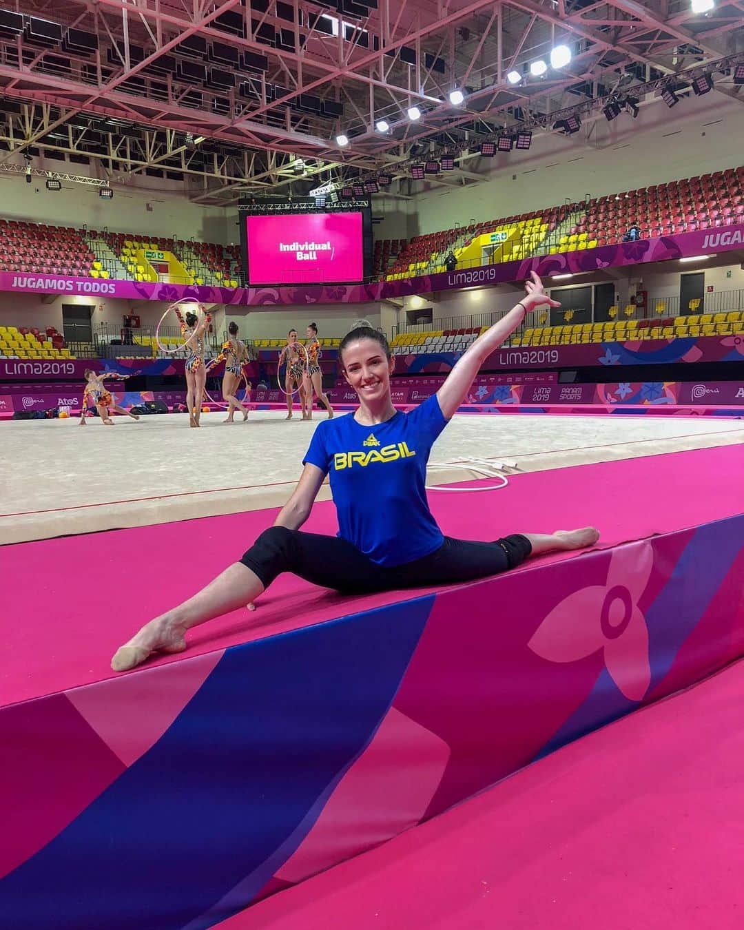 ナターリア・ガウジオのインスタグラム：「Treino de pódio concluído com sucesso... Tudo pronto para iniciarmos a competição amanhã, com arco e bola!! Pra quem quer acompanhar, o individual vai começar as 15:00 ( Horário de Brasília )!! Mandem muitas energias positivas, faz toda diferença pra nós!! Entrego, confio, aceito e agradeço... Muita gratidão por viver esse momento!! Vamos com Fé!! 🙏🏼😍💕💪🏼🤸🏼‍♀️🇧🇷🇵🇪❤️ #panamericangames #lima2019 #peru #focus #faith #love #dreams #believe #rhythmicgymnastic #gymnast #timebrasil #gratitude #timebrasilnopan #somostimebrasil #cob」