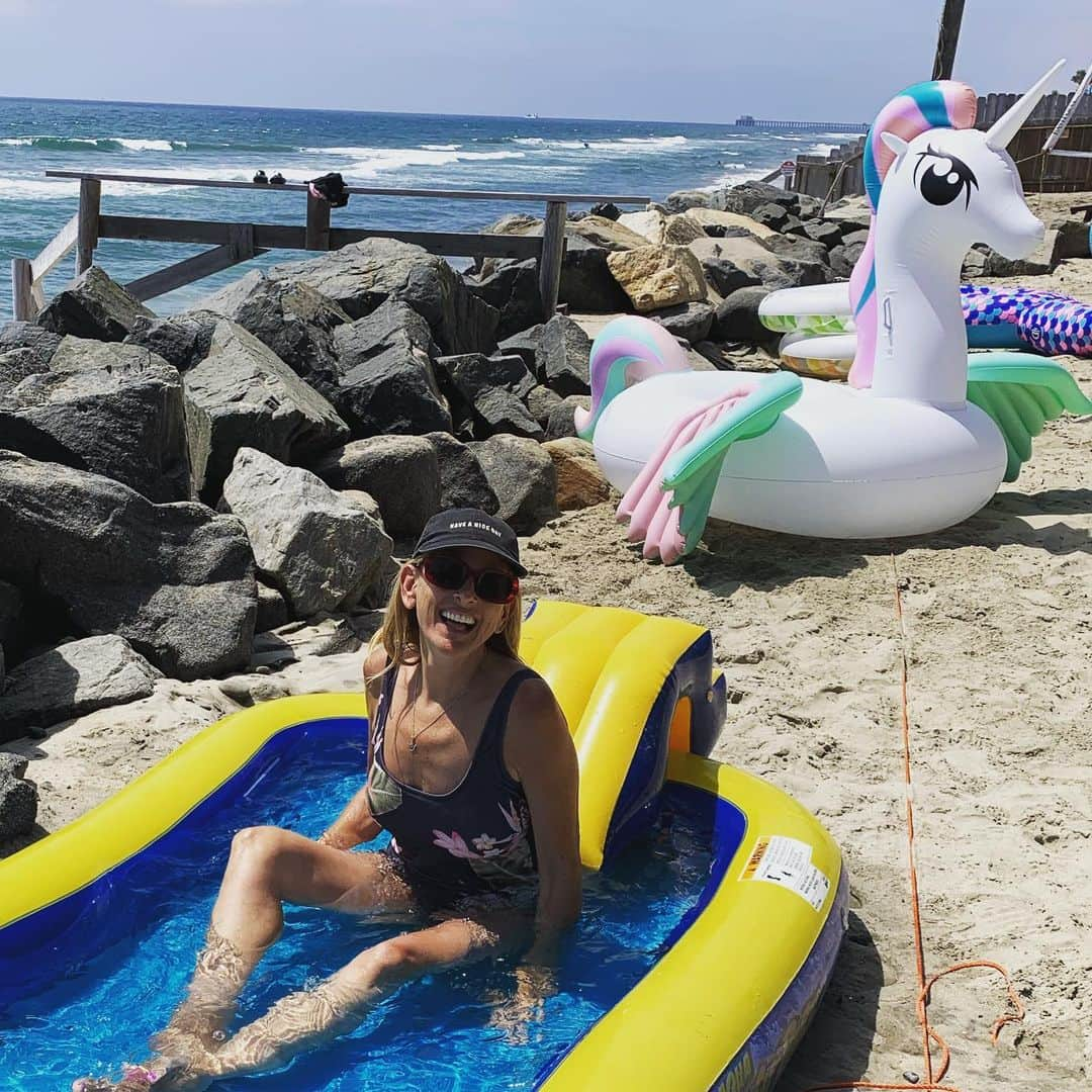 マーリー・マトリンさんのインスタグラム写真 - (マーリー・マトリンInstagram)「What ocean? #bestofbothworlds #beachhouse #damnunicorn #beachlife #family」8月2日 7時15分 - themarleematlin