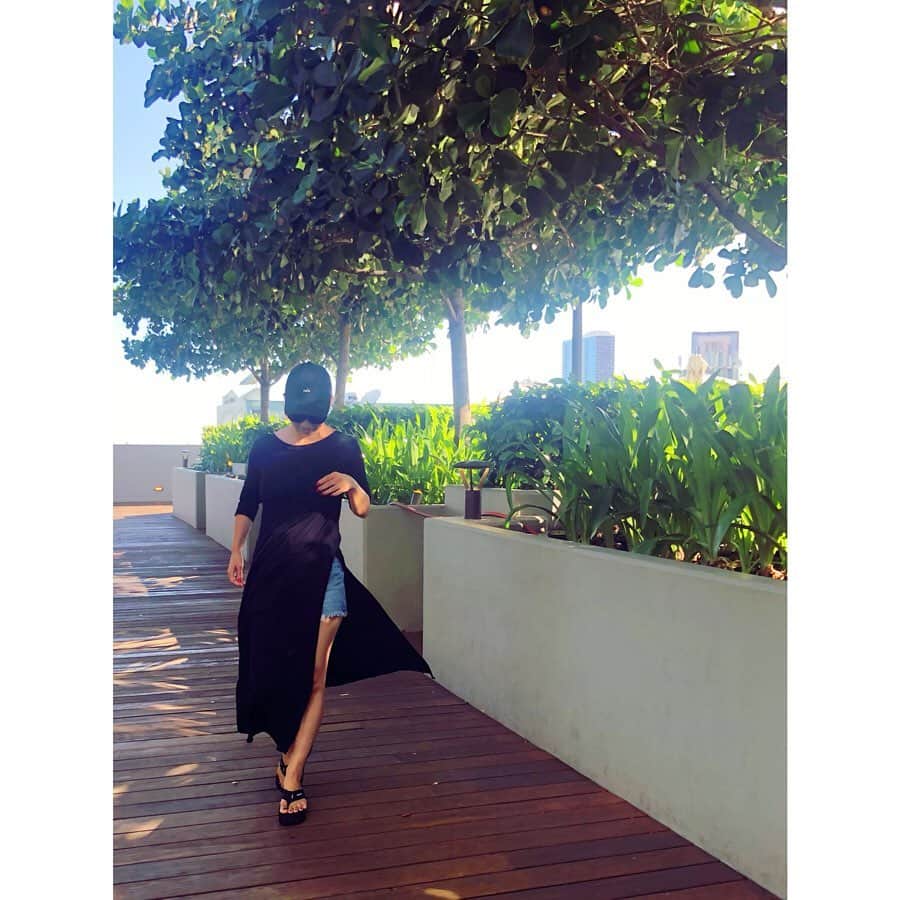栗原佐知子さんのインスタグラム写真 - (栗原佐知子Instagram)「✴︎ 毎日プール🏊‍♀️ . . #vacation #hawaii #outfit #fashion #ootd #coordinate #stylepost #ootd_cob #instafashion #instadaily #instalike #instagood #instapic #instatravel #privspoonsclub #levis #celine #chapeaudo #elendeek #コーディネート #コーデ #今日のコーデ #ファッション #ハワイ #シャポードオー」8月2日 7時29分 - sachiko__kurihara