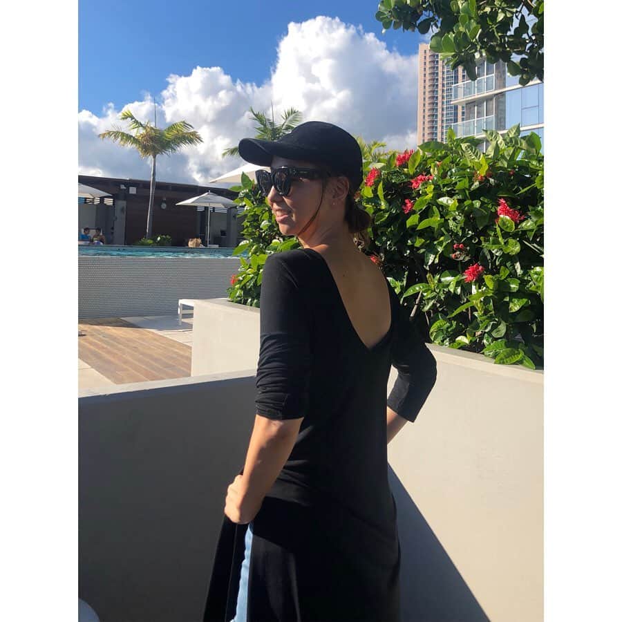 のインスタグラム：「✴︎ 毎日プール🏊‍♀️ . . #vacation #hawaii #outfit #fashion #ootd #coordinate #stylepost #ootd_cob #instafashion #instadaily #instalike #instagood #instapic #instatravel #privspoonsclub #levis #celine #chapeaudo #elendeek #コーディネート #コーデ #今日のコーデ #ファッション #ハワイ #シャポードオー」