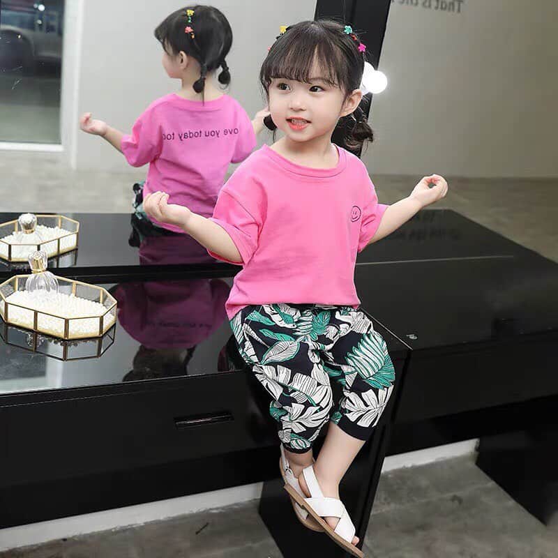 子供服のbig foRE:stさんのインスタグラム写真 - (子供服のbig foRE:stInstagram)「. バックレターTEE【T074】 . こんばんは、あーちゃんです♪ 毎日暑いですね(-_-;) 朝イチ干した洗濯物が昼前には乾いていました😂 . そんな暑い日にはサラッと着れるTシャツが欲しくなります☆ シンプルと見せかけてバックロゴがオシャレ✨ ゆるっとした手書き風なにこちゃんがかわいい♡ カジュアルなスタイリングが楽します♪ . . . . . . . .  #子供服 #キッズコーデ #韓国子供服 #kidscode #outfit #おでかけコーデ#海外子供服  #おしゃれさんと繋がりたい #kidsjapan #セレクトショップ #男の子コーデ#男の子ママ#インポート#ママリ #コドモノ #ベビフル#お洒落さんとつながりたい#ninas#キッズtシャツ #にこちゃん」8月2日 7時25分 - olpemi_