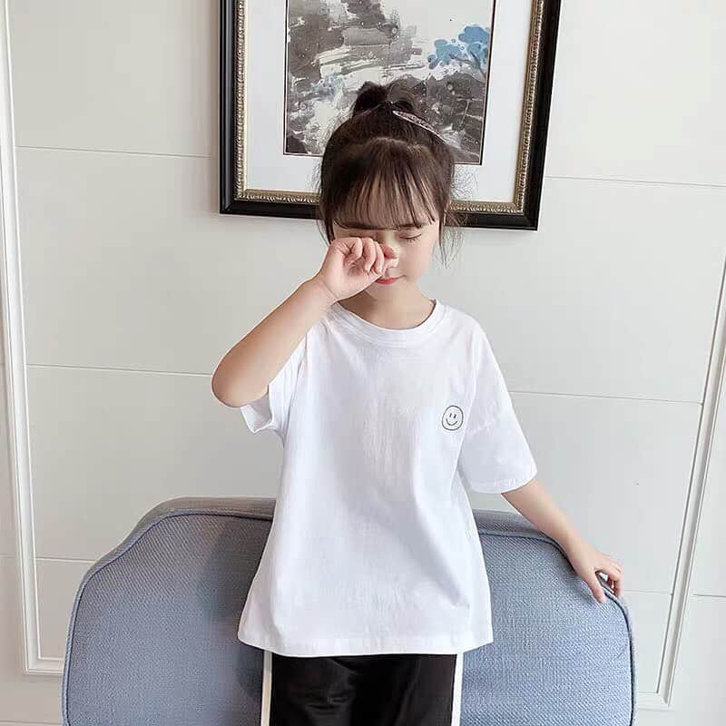 子供服のbig foRE:stさんのインスタグラム写真 - (子供服のbig foRE:stInstagram)「. バックレターTEE【T074】 . こんばんは、あーちゃんです♪ 毎日暑いですね(-_-;) 朝イチ干した洗濯物が昼前には乾いていました😂 . そんな暑い日にはサラッと着れるTシャツが欲しくなります☆ シンプルと見せかけてバックロゴがオシャレ✨ ゆるっとした手書き風なにこちゃんがかわいい♡ カジュアルなスタイリングが楽します♪ . . . . . . . .  #子供服 #キッズコーデ #韓国子供服 #kidscode #outfit #おでかけコーデ#海外子供服  #おしゃれさんと繋がりたい #kidsjapan #セレクトショップ #男の子コーデ#男の子ママ#インポート#ママリ #コドモノ #ベビフル#お洒落さんとつながりたい#ninas#キッズtシャツ #にこちゃん」8月2日 7時25分 - olpemi_