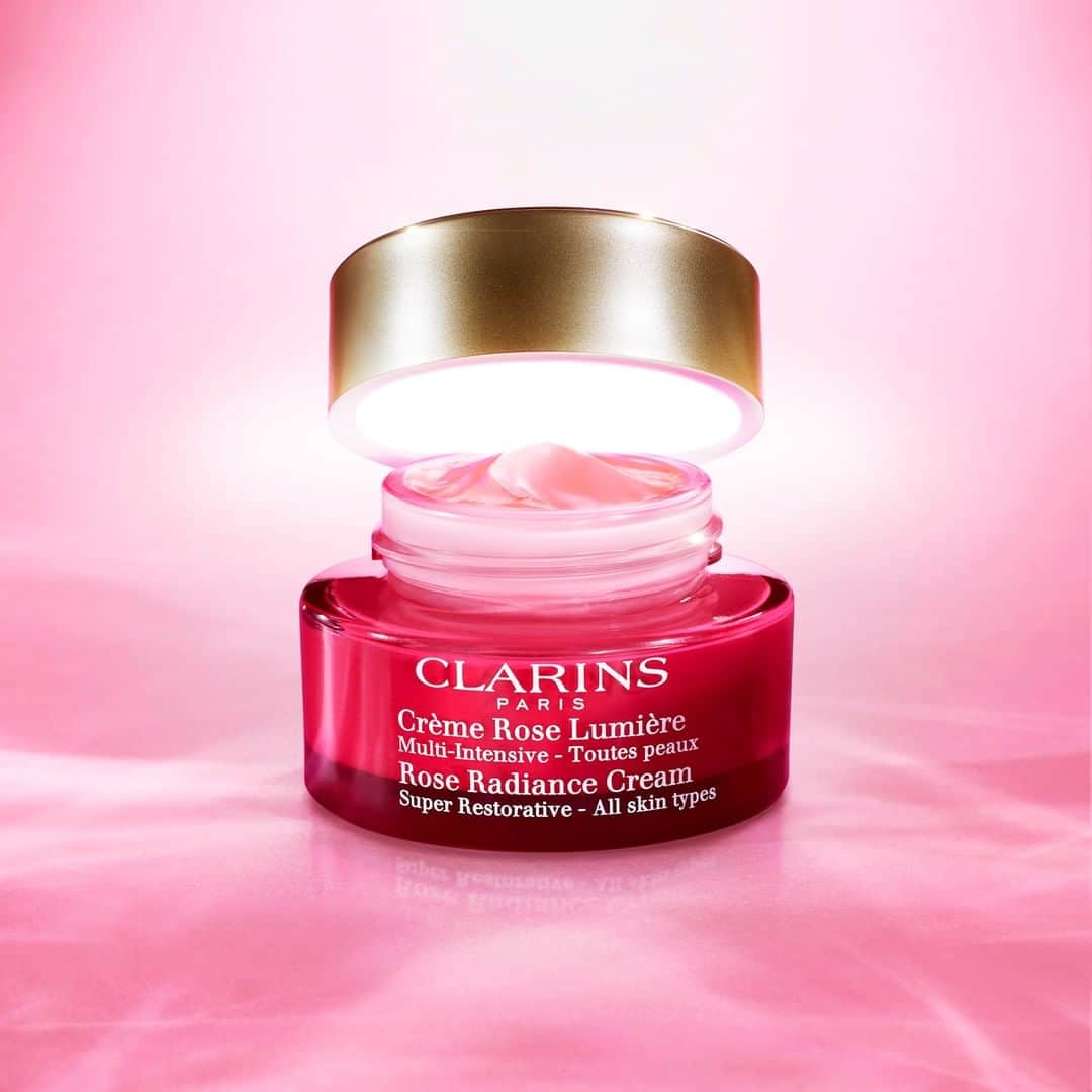 CLARINSさんのインスタグラム写真 - (CLARINSInstagram)「Say hello to NEW Rose Radiance Cream! Formulated with 🌸Hibiscus🌸 flower acids, this 3-in-1 moisturizer leaves skin smooth, supple and visibly tighter to reveal your natural, rosy glow #ClarinsSkincare」8月2日 7時30分 - clarinsusa