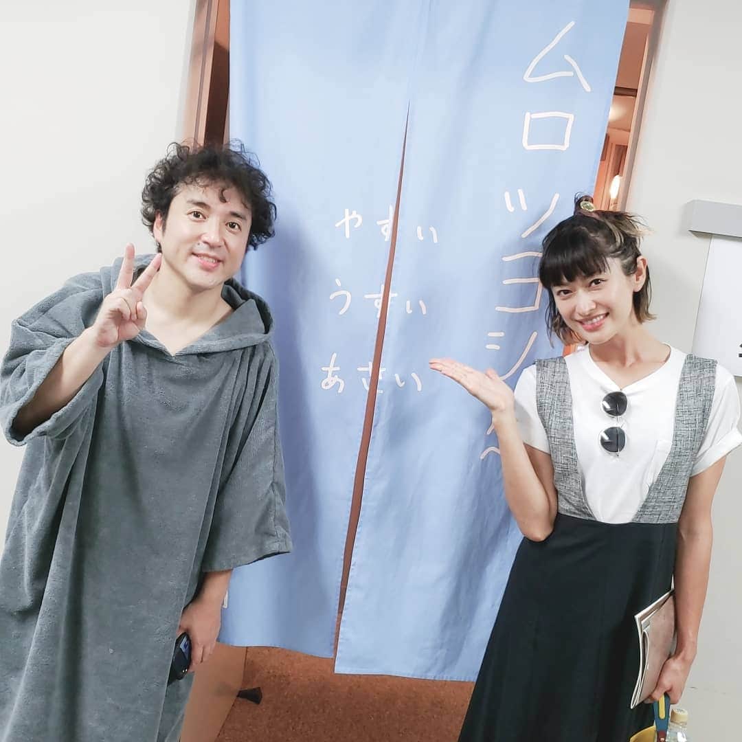 のインスタグラム：「ムロさんの舞台 『恋のヴェネチア狂騒曲』を 千秋楽に見に行ってきました‼️ @murotsuyoshi0123  豪華な達者な出演者の方々でした～❗ ありがとうございました🎵  #写真撮ってもらっちゃった #恋のヴェネチア狂騒曲 #ムロツヨシ #懐かしの新国立劇場」