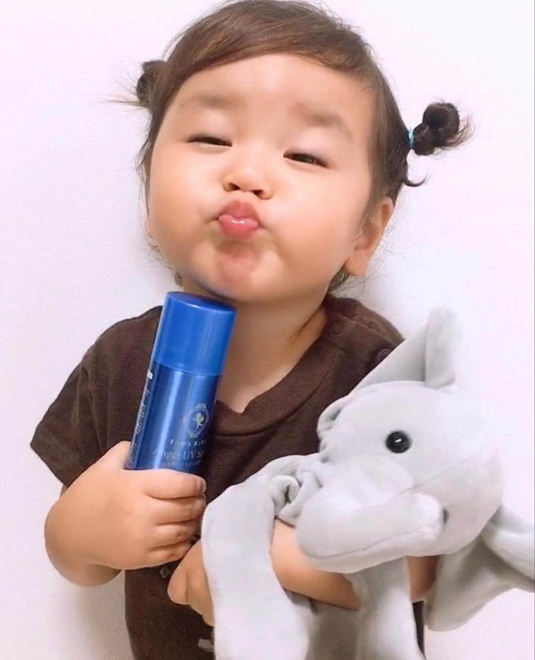 Fam's Baby ファムズベビーさんのインスタグラム写真 - (Fam's Baby ファムズベビーInstagram)「おはようございます😃 本日も大変暑くなりますので、しっかり紫外線対策☀️と熱中症対策しましょう🥵 ・ 先日のキャンペーンは集計中ですのでしばらくお待ちください✨ ・  @tomochin_yurito ・・・ お出かけ前はいつも @famsbaby  の Angel UV sprayをシューッ✨  強い日差しはお肌の大敵💥 ゆっぺと私がいつも使ってるこの日焼け止めスプレーは赤ちゃんから大人まで使えるUVスプレー✨ 美容エッセンス配合で肌の潤いキープ キメも整えながらハリとツヤも与えてくれる 肌荒れも防いでくれる✨ スキンケア成分63％と高配合+4つの美容成分も入ってます✨ 🍀ユキノシタエキス 🍀ボタンエキス 🍀クズ根エキス 🍀甘草エキス さらに 📎紫外線吸収剤 📎合成香料 📎着色料 📎パラベン 📎アルコール が全てフリー 赤ちゃんが使っても大丈夫なように パッチテスト、スティンギングテスト実施済の低刺激製品だから安心して使えるよ✨ 実際使っててて思うのは持ちの良さ。 1度スプレーすると長時間しっかり長持ちのおかげで何度も塗り直す手間も省けてイイ✨ 顔に塗る時は手にシュッとしてから顔に伸ばして身体はそのままシューッ✨ 日焼けだけぢゃなく 汗、メイク、ホコリ、乾燥、雑菌、摩擦からも守ってくれる優れものです✨ お出かけや公園遊び、水遊び、やっぱり子供に使うものは安心して使える物を選びたいですね✨ * * ファムズUVで検索してね⭐️ * * #famsbaby#ファムズベビー#赤ちゃん#ベビー#乾燥#新生児#保湿#出産#育児#ベビースキンケア#スキンケア #肌荒れ#肌トラブル#敏感肌#乾燥#手荒れ#化粧下地#金属アレルギー#UVスプレー#UV#ファムズＵＶ #famsuv #ファムズ日焼け止め #エンジェルＵＶスプレー #バリアUV #angeluv  #エンジェルUVスプレー * * #pr」8月2日 7時27分 - famsbaby