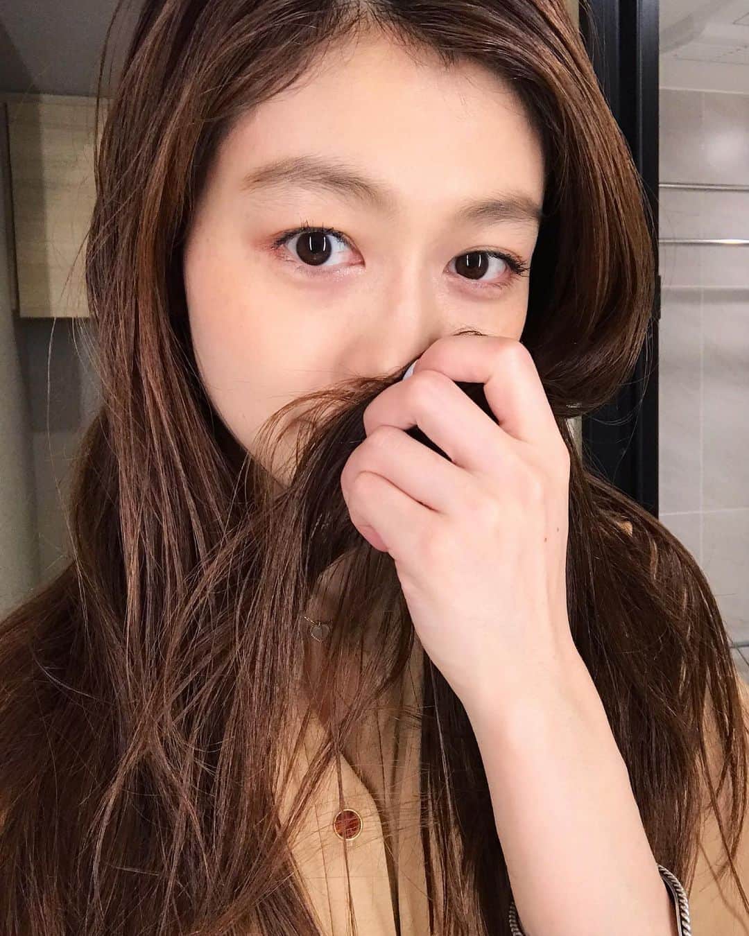 木野園子のインスタグラム：「5月にイベントに行って選んだandandのシャンプーとトリートメント💟私が選んだのは"気ままにときめく"という組み合わせでした✨そろそろなくなってきたのでボトルのデザインがお気に入りのシャンプーはそのままトリートメントは少し気分を変えて夏っぽいイメージのはしゃぐというヴィヴィッドフルーツの香りに🥭組み合わせて何通りも楽しめる良い香り🎵今、 and and @andand_official_jp のインスタでキャンペーンもやっているみたいなので是非そちらも覗いてみてください💋  #andand #アンドアンド #コーデするシャントリ #9stories #andand_広告 #shampoo #シャンプー #treatment #トリートメント #haircare #ヘアケア #beauty #summer」