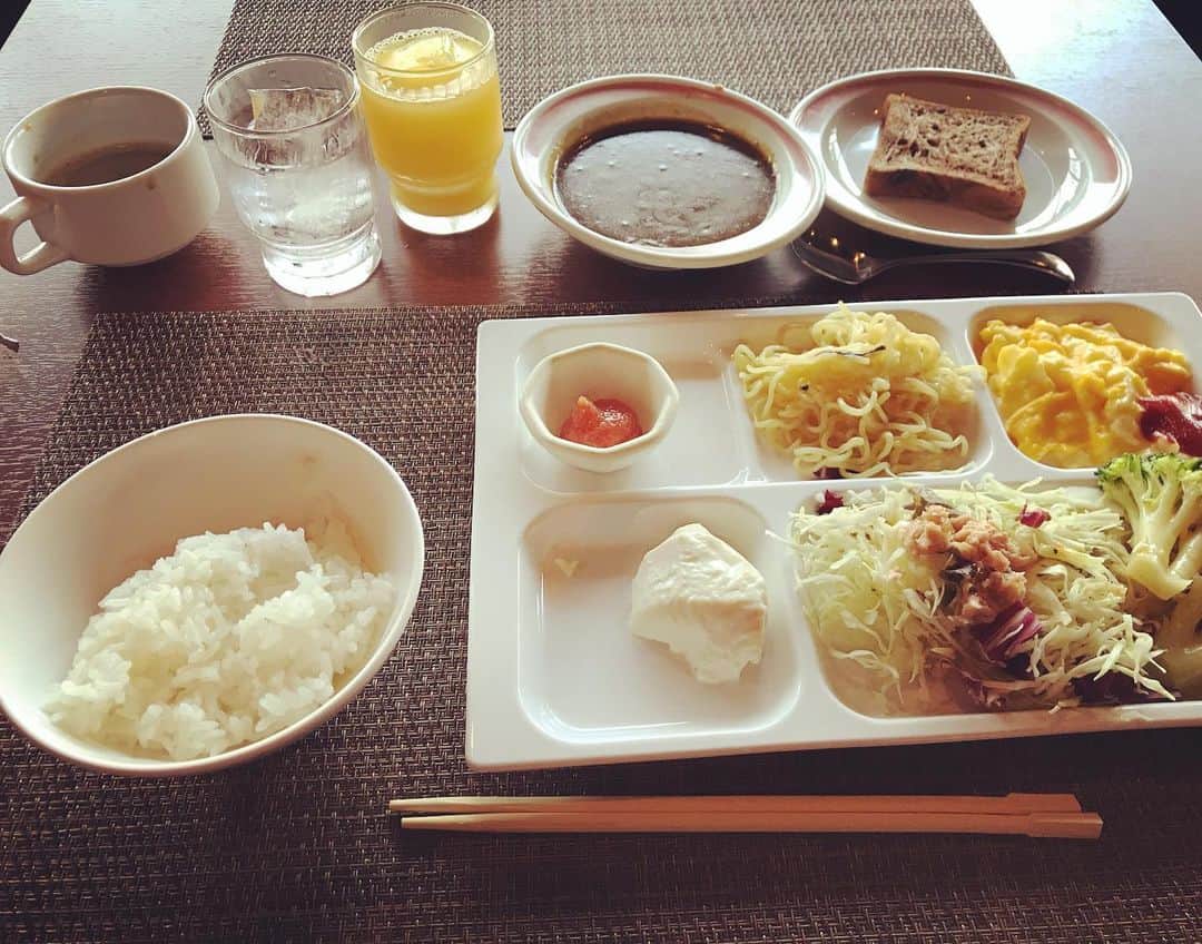 小島聡さんのインスタグラム写真 - (小島聡Instagram)「おはようございます。  福岡で迎える朝。  昨日の試合を思い出し、余韻に浸ってます。  凄かったな！私も頑張ろう！  #小島聡  #新日本プロレス  #朝食ビュッフェ」8月2日 7時34分 - cozy_lariat