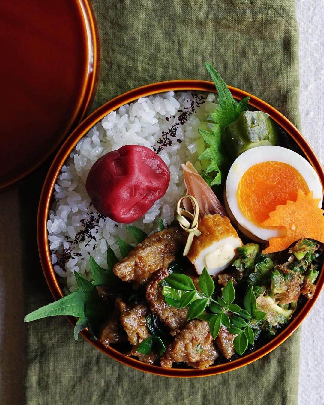 Ryoko Yunokiのインスタグラム：「+ + + Stir-fried liver and Chinese chives bento/レバニラ炒め弁当 . *rice and umeboshi *stir-fried liver and chinese chives *hard-boiled egg *bitter gourd salad with bonito flakes *chikuwa and cheese *pickled myoga and cucumber . ＊ご飯と梅干し ＊レバニラ炒め ＊ゆで卵 ＊ゴーヤサラダ ＊竹輪チーズ ＊茗荷の甘酢漬け ＊胡瓜の糠漬け + + + #bento #お弁当 #丸の内弁当 #f52grams #曲げわっぱ #春慶塗 #飛騨春慶」