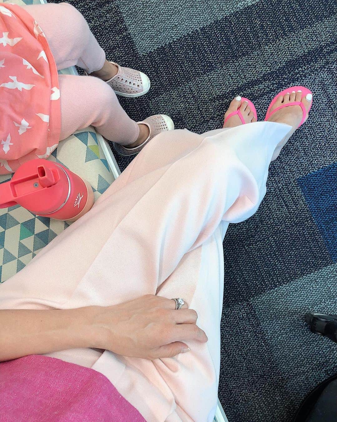 翁安芸さんのインスタグラム写真 - (翁安芸Instagram)「🐷💗👑👚🎀🍥🍧 ピンクな日。図書館での朝。 #matchymatchy #pink #momanddaughter #akiweng #aspen #翁安芸 #母娘」8月2日 7時37分 - akinyc