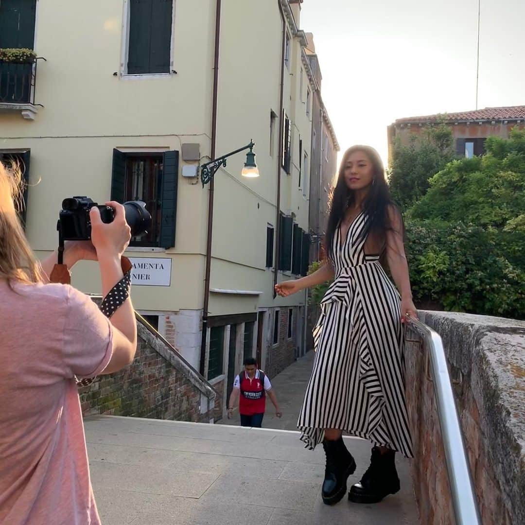 シェネルのインスタグラム：「I mean I have no idea if I’m ever gonna have another anniversary celebration in Venice so duh of course I’m getting a photographer 🤗🤗😂😂🥰🥰😜😜😜 sidebar: I was going for the gondolier look 😉😉😉 I could’ve photoshopped the photo bomber but hey 🤷🏽‍♀️ 🙄 I don’t care dude lol that was the moment lol 😂 . . . #anniversary #Venice #life #fun #magic #travel」