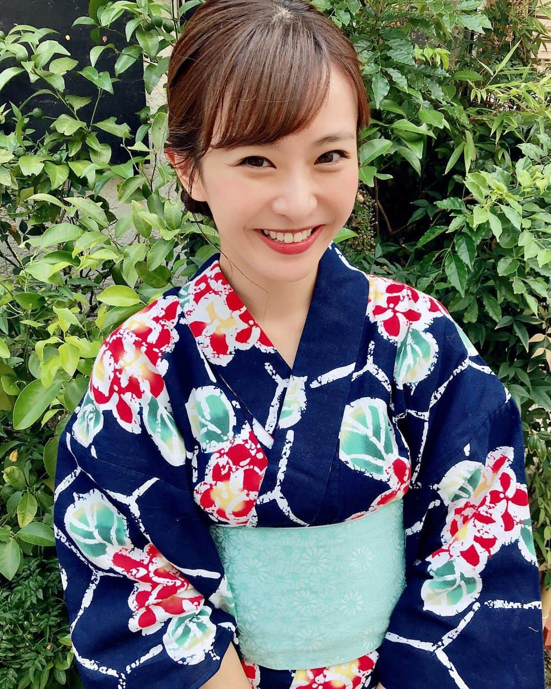 中庄司愛希さんのインスタグラム写真 - (中庄司愛希Instagram)「金曜日嬉しいね☺️ この浴衣はおばあちゃんがお母さんに作って、それをお姉ちゃんも着て私も着て...代々受け継いでる浴衣👘💕 浴衣って何年経っても着れるから、今持ってる6枚の浴衣は大切に、大切に箪笥に保管してるよ🙌💕 #浴衣 #ゆかた #お出かけ #浴衣イベント #浴衣でお出かけ #ゴルフ女子 #ゴルフ #浴衣ヘアアレンジ #浴衣女子 #浴衣ヘア #浴衣デート #夏祭り #花火大会 #japanesegirl #yukata」8月2日 8時03分 - aki_nakashoji_golf