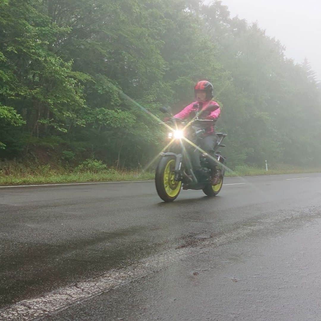 宇田恵菜さんのインスタグラム写真 - (宇田恵菜Instagram)「YAMAHA MT09 に乗りました‼️ 皆、ライダーの聖地でバイクで走りたいよね😆 そして今回のバイクMT09は、なんせ、心地よいぐらいにエンジンがぶーーーんていけちゃいます。 800とかなんやけど、それ以上やない？！てぐらい、モードでBすると、Bダッシュできちゃう👍 高速など本当最高にひねって、ドーーーンてのを体感できました！ 165cmの私で足つきがぴったしでした☺️ 一つ難点をいうと、シートが触った感じは平気なんやけど、座り続けて1時間ぐらいで走行中にお尻の骨に違和感が。。ダイレクトにシートクッション下の板をお尻の骨に感じるので、長距離向きなんやけど、シートのみ長距離向きやない。 あ！！！！あと、風防ないけん長距離向きではないかもなー。でも、山道とか、カーブとか曲がりやすいしめちゃ私は好きな子でした！ ナインくんて名前でした✨ #YAMAHA #MT09 #バイク女子 #女性ライダー #girlsbiker #girlsbike #yamahaが美しい #yamaha_riderss #yamahamt #motorcyclepics #バイク好き #clubモーターサイクル #北海道ツーリング #hokkaidotrip #hokkaidosgram #女優 #ツーリング  #actresslife #地方ロケ #ロケ撮影 #レポーター #愛媛出身 #北海道 #womanrider #女性ライダー #恵菜バイク」8月2日 8時03分 - ena2727