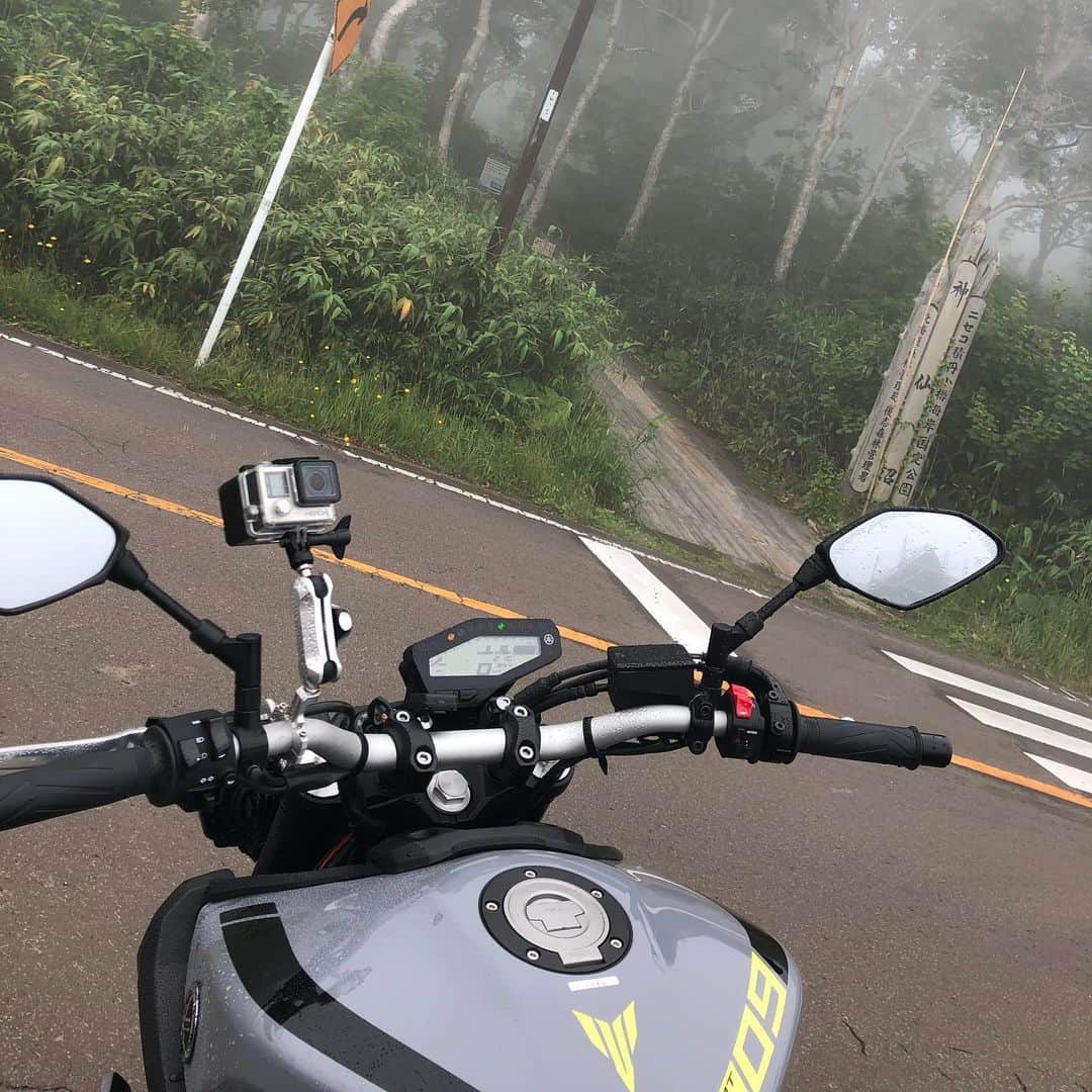 宇田恵菜さんのインスタグラム写真 - (宇田恵菜Instagram)「YAMAHA MT09 に乗りました‼️ 皆、ライダーの聖地でバイクで走りたいよね😆 そして今回のバイクMT09は、なんせ、心地よいぐらいにエンジンがぶーーーんていけちゃいます。 800とかなんやけど、それ以上やない？！てぐらい、モードでBすると、Bダッシュできちゃう👍 高速など本当最高にひねって、ドーーーンてのを体感できました！ 165cmの私で足つきがぴったしでした☺️ 一つ難点をいうと、シートが触った感じは平気なんやけど、座り続けて1時間ぐらいで走行中にお尻の骨に違和感が。。ダイレクトにシートクッション下の板をお尻の骨に感じるので、長距離向きなんやけど、シートのみ長距離向きやない。 あ！！！！あと、風防ないけん長距離向きではないかもなー。でも、山道とか、カーブとか曲がりやすいしめちゃ私は好きな子でした！ ナインくんて名前でした✨ #YAMAHA #MT09 #バイク女子 #女性ライダー #girlsbiker #girlsbike #yamahaが美しい #yamaha_riderss #yamahamt #motorcyclepics #バイク好き #clubモーターサイクル #北海道ツーリング #hokkaidotrip #hokkaidosgram #女優 #ツーリング  #actresslife #地方ロケ #ロケ撮影 #レポーター #愛媛出身 #北海道 #womanrider #女性ライダー #恵菜バイク」8月2日 8時03分 - ena2727