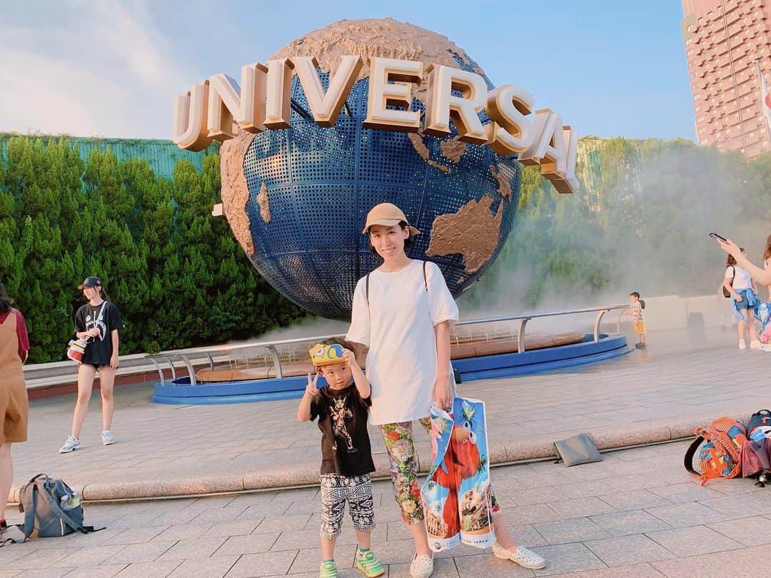 のインスタグラム：「息子、財布デビュー👛しました。﻿ ﻿ USJで、自ら選んだ飴🍬ちゃん入りのミニオンのポーチ。 ﻿ ﻿ ﻿ 👩 「これいいやん！それゆうちゃんのお財布にしたらどう？」﻿ ﻿ 👦 「えっ！うん！！！そうする！！」﻿ ﻿ 👩 「ね😉それでお金貯めて自分でお菓子とか買い！」﻿ ﻿ 👦 「じゃぁお金ちょーだい💰！」﻿ ﻿ ﻿ ﻿ ﻿ ゆとり世代かっ!!!!!!www﻿ ﻿ ﻿ この日から、寝る前に出したおもちゃのお片づけを出来たら10円のお給料を支給することにしました💡﻿ ﻿ 10回で100円。﻿ ﻿ 景気付けに最初は100円をママからのお祝いでプレゼントしたんだけど、﻿ ﻿ 👦 「えー100円だけ？がちゃがちゃ出来ないやーん！」やと。﻿ ﻿ ﻿ ﻿ 3歳児、なかなか賢い。﻿ ﻿ ﻿ ___________________﻿ ﻿ #はじめての財布﻿ #財布デビュー #はじめてのおつかい  #3歳男の子 #なかなか賢い #いっちょまえ . #ミニオン #usj」