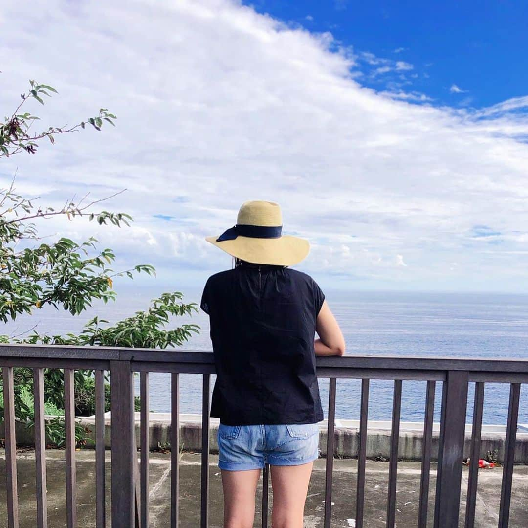 工藤采佳さんのインスタグラム写真 - (工藤采佳Instagram)「江ノ島神社⛩と街の風景⛰ 海外旅行に行った気分を味わえる景色に テンションが上がりまくりでした📸💕 暑さで猫ちゃんがへばってた🐱癒 綺麗な海を一望できる展望台も良きでした✨ . . . . . . . . . . . . . #江ノ島#江ノ島神社#神社#海#山#風景#景色#綺麗 #初#プチ旅行#藤沢#鎌倉#旅#旅行#観光#かわいい#猫#旅好きな人と繋がりたい#女子旅#休日#おすすめ#view#photo#japan#enoshima#trip#nice#spot#hot#recomended」8月2日 8時06分 - kudo__ayaka