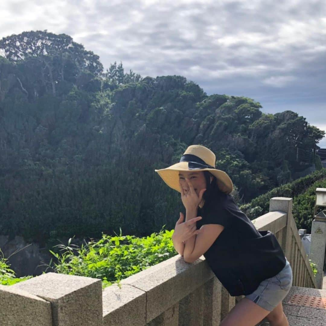 工藤采佳さんのインスタグラム写真 - (工藤采佳Instagram)「江ノ島神社⛩と街の風景⛰ 海外旅行に行った気分を味わえる景色に テンションが上がりまくりでした📸💕 暑さで猫ちゃんがへばってた🐱癒 綺麗な海を一望できる展望台も良きでした✨ . . . . . . . . . . . . . #江ノ島#江ノ島神社#神社#海#山#風景#景色#綺麗 #初#プチ旅行#藤沢#鎌倉#旅#旅行#観光#かわいい#猫#旅好きな人と繋がりたい#女子旅#休日#おすすめ#view#photo#japan#enoshima#trip#nice#spot#hot#recomended」8月2日 8時06分 - kudo__ayaka