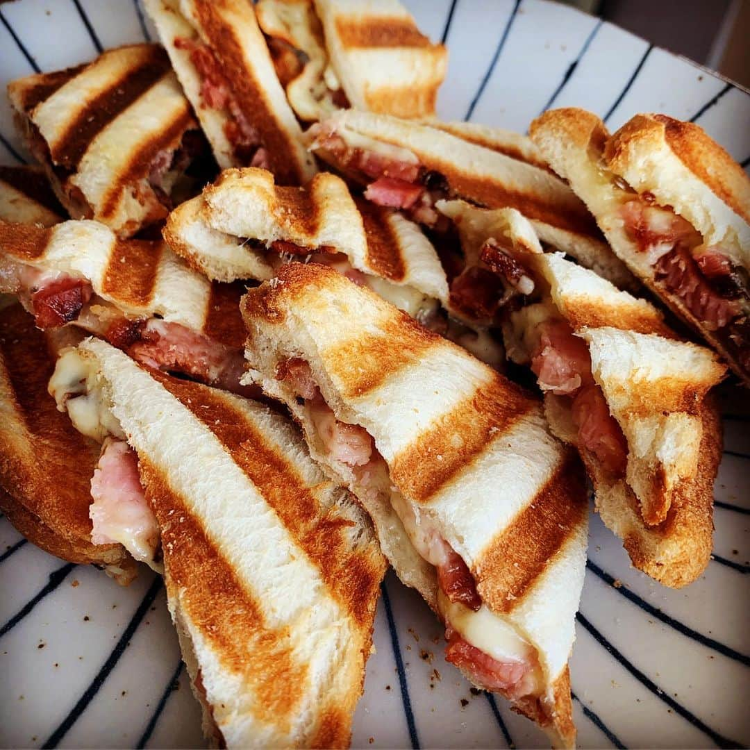 小堀ケネスさんのインスタグラム写真 - (小堀ケネスInstagram)「Good Morning!☀️ Made Mini Bacon and Cheese, Paninis topped off with  Garlic Rosemary Thyme Butter!  Ready to begin the day!  おはようございます！😊 今日も熱くなるので朝は塩分ちょっと多めのベーコンチーズパニーニを作りました〜！ 皆さん熱中症にならないようにお水いっぱい飲んで塩分とってくださいね〜！😊 #notdrunk #littledean #daddy #tokyo #toohot #baconcheese #panini #ディーン君 #パパ #パニーニ #熱中症対策 #良い一日を  @mariakamiyama」8月2日 8時21分 - kenkob0903