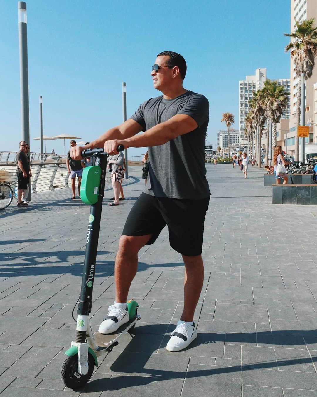 アレックス・ロドリゲスさんのインスタグラム写真 - (アレックス・ロドリゲスInstagram)「This beats NYC traffic any day. #israel #scooter #mynewride」8月2日 8時24分 - arod